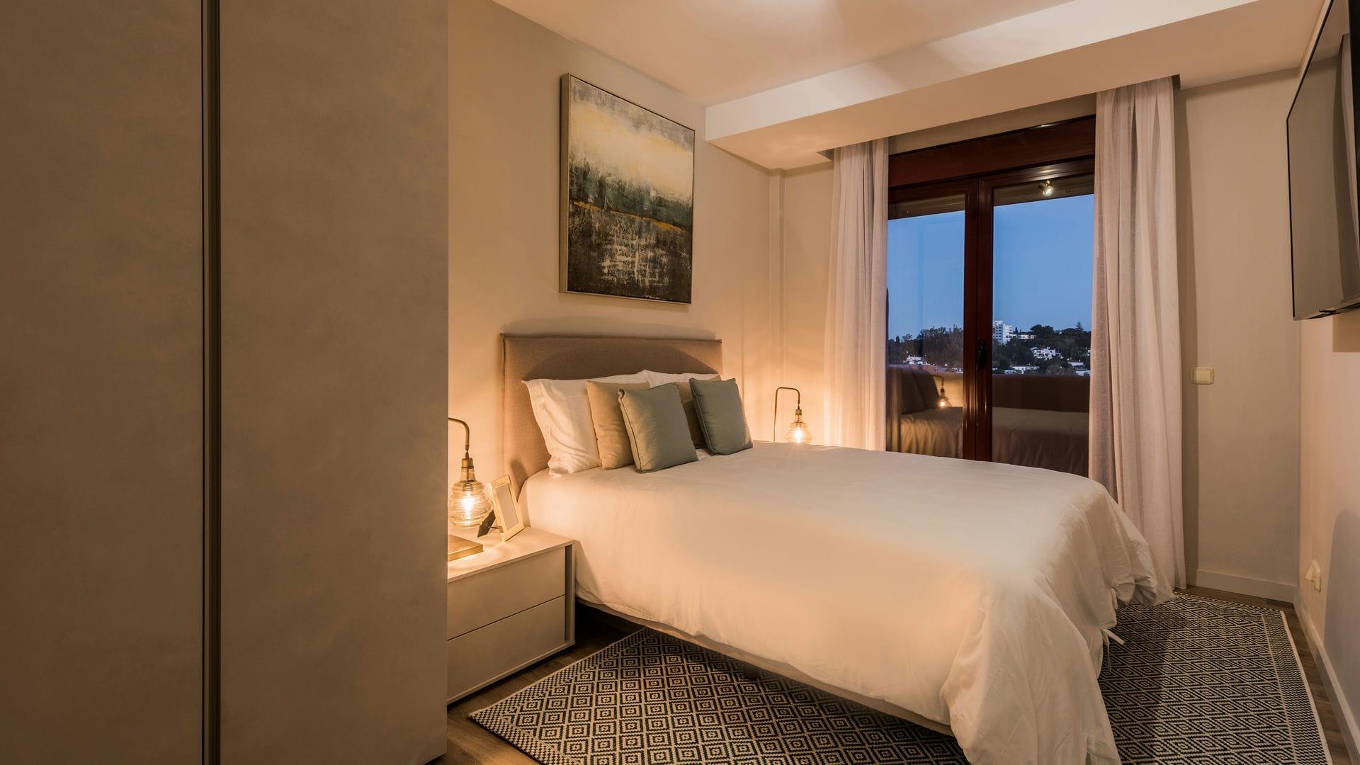 Built-in wardrobe in bedroom, new-build apartment, Cortés, Benahavis