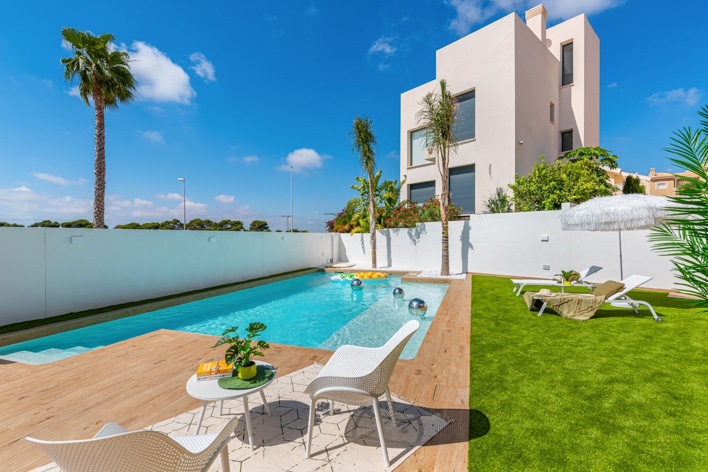 Street view of new-build villa exterior, La Fiesta, Rojales