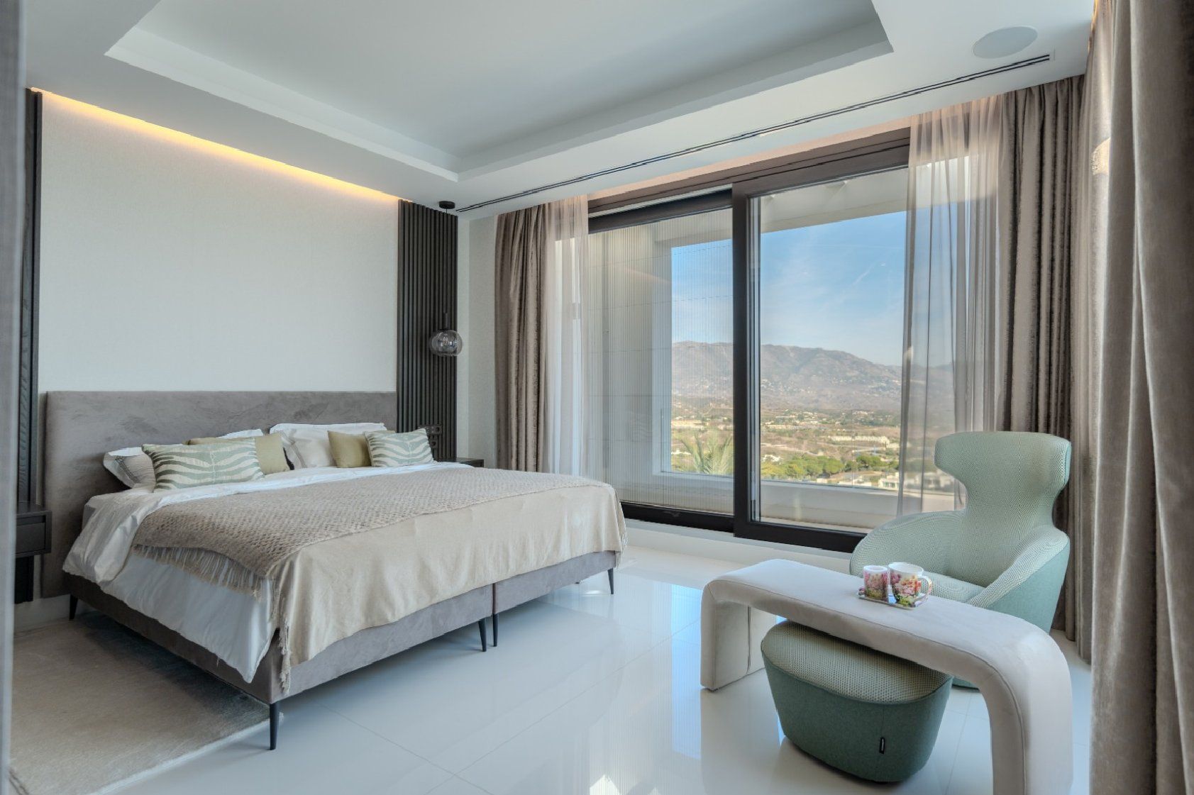 Main living room with floor-to-ceiling glazing, La Cala Golf villa