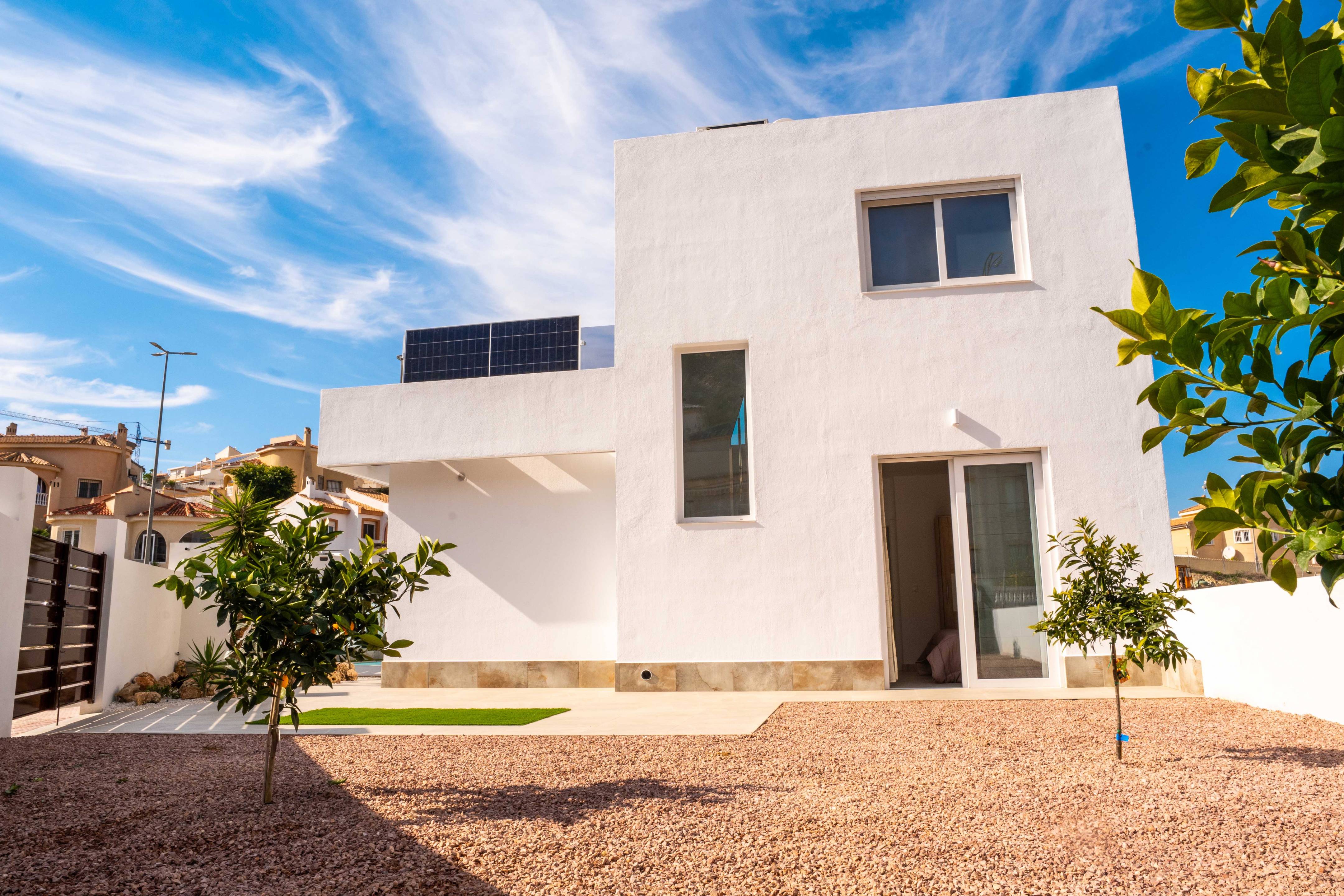 Finished facade with windows and entrance door, La Marquesa