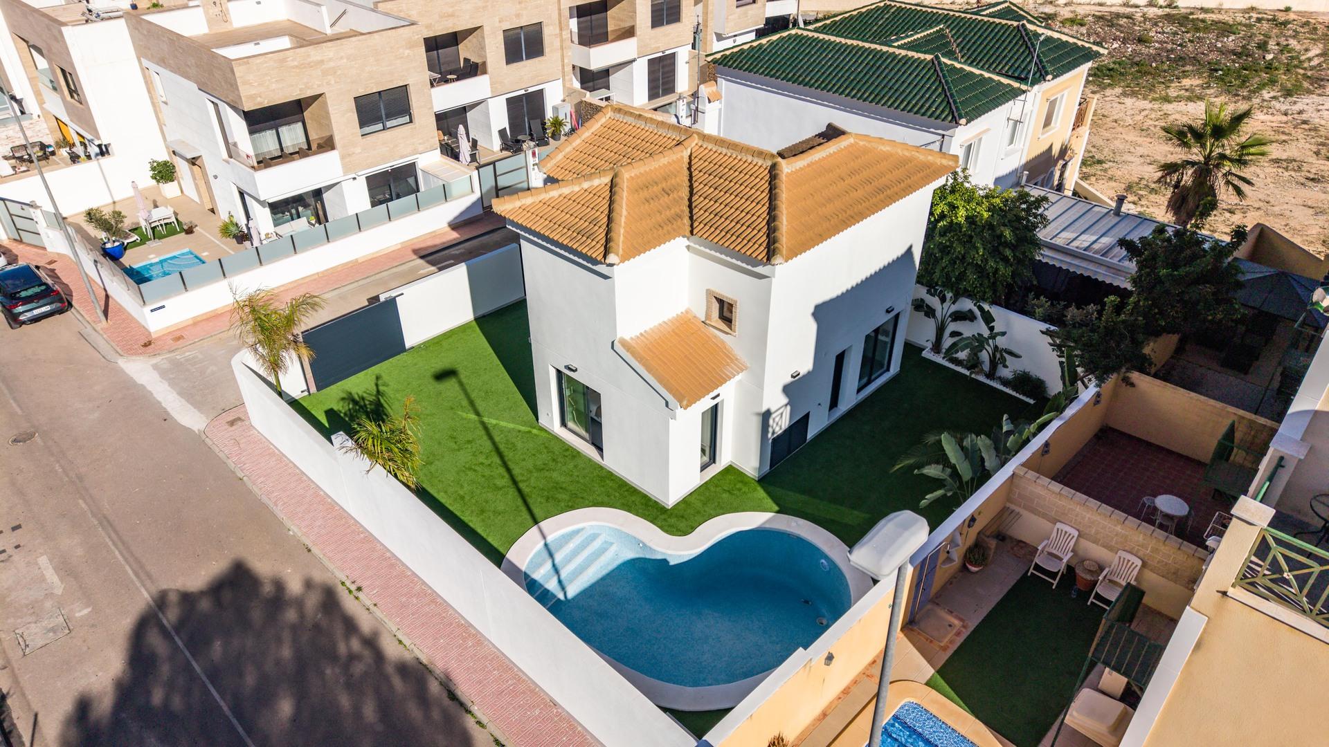 Open-plan living and dining area in 3-bedroom villa, Lomas de Campoamor-Las Ramblas