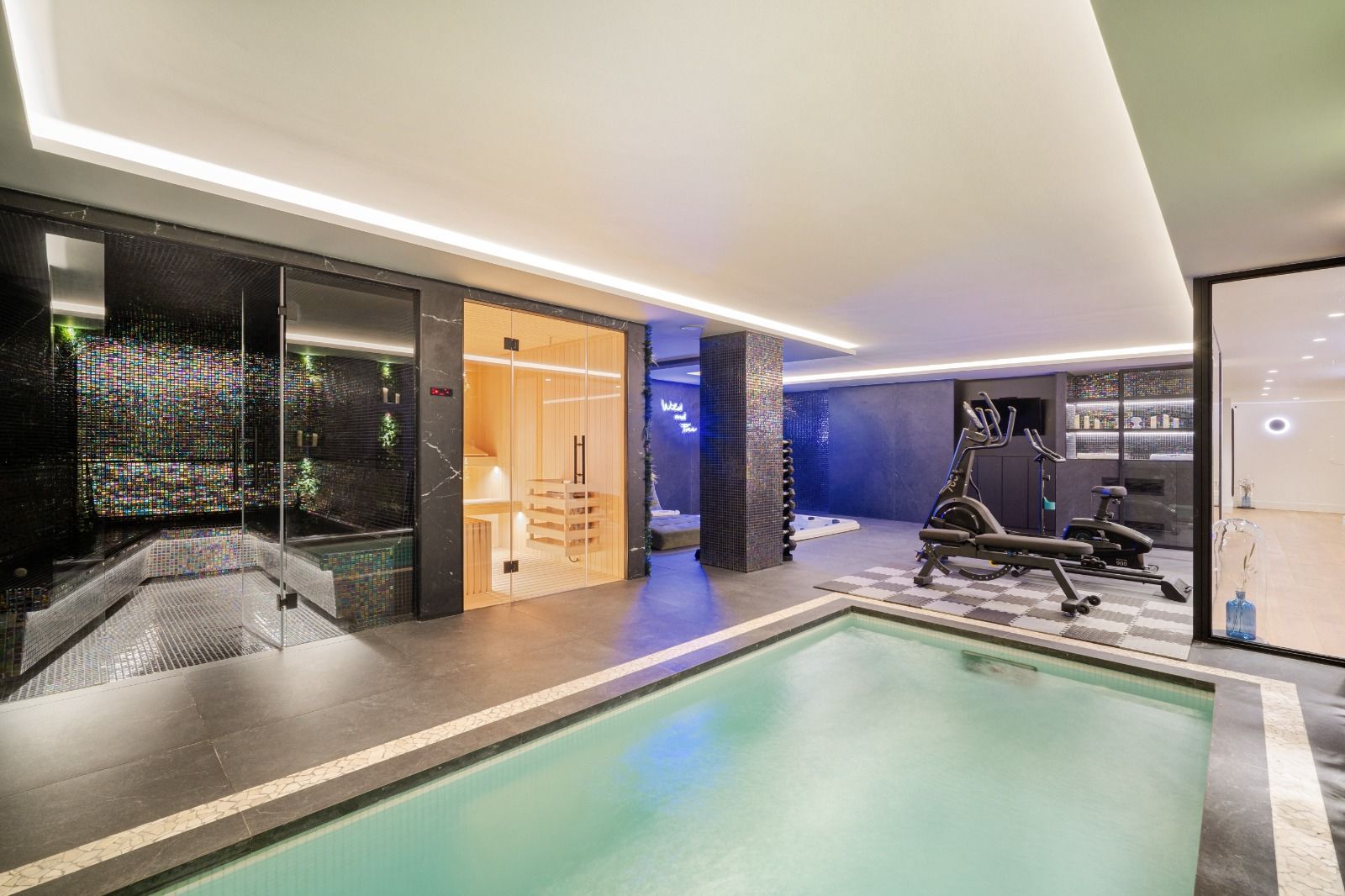 Open-plan living and dining area in 6-bedroom villa, Las Brisas, Marbella