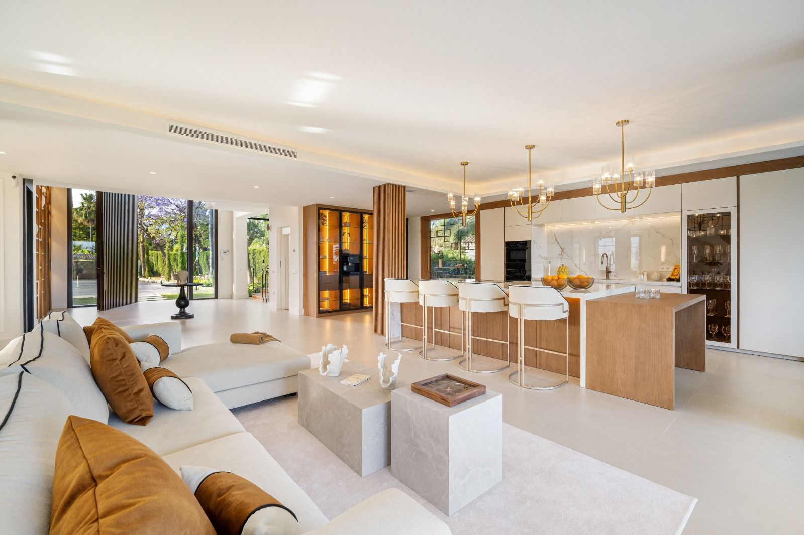 Ground-floor bedroom with direct terrace access in villa, Las Brisas