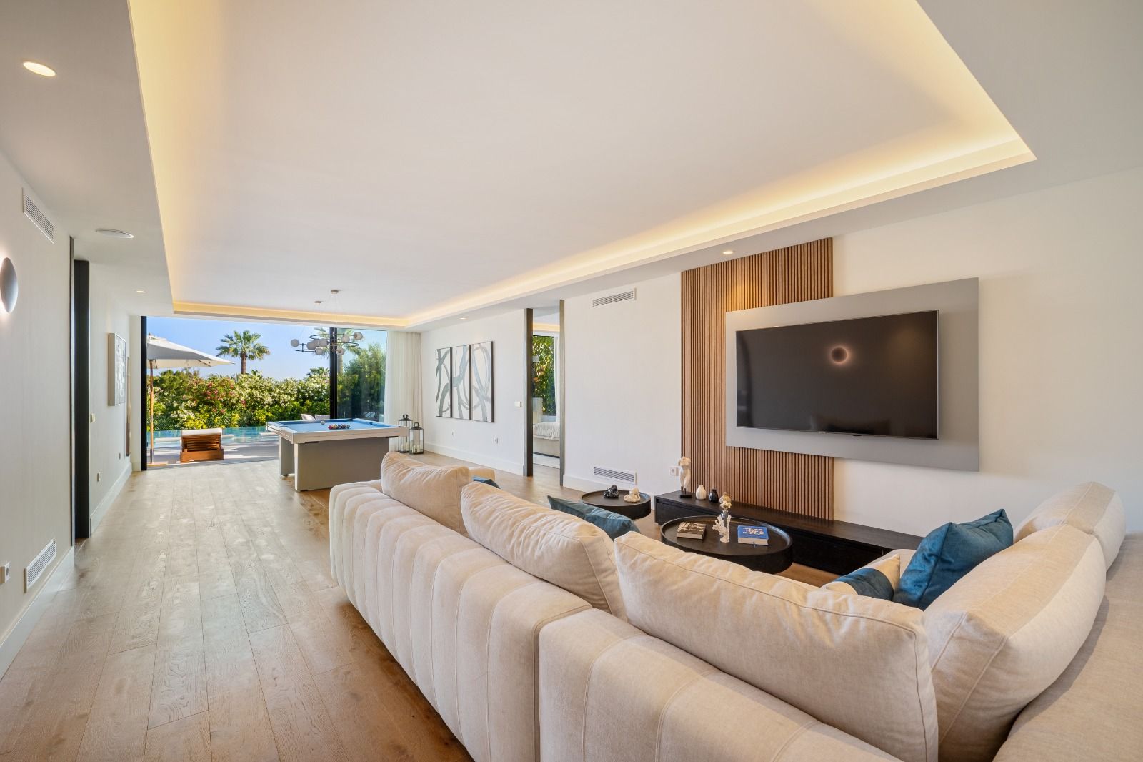 Main bedroom with floor-to-ceiling glazing in 6-bedroom villa, Las Brisas