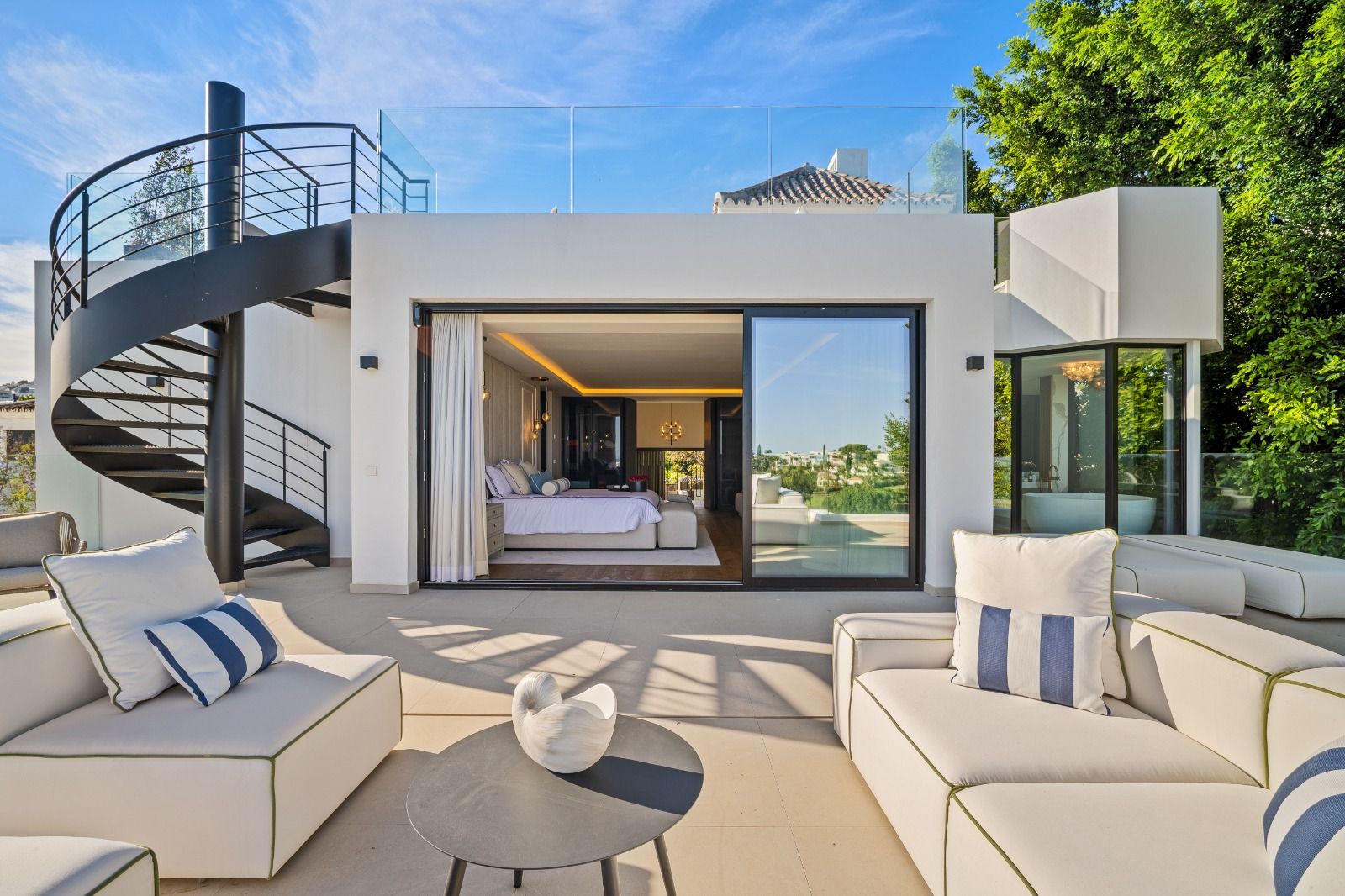 Bathroom with marble finishes in 6-bedroom villa, Las Brisas