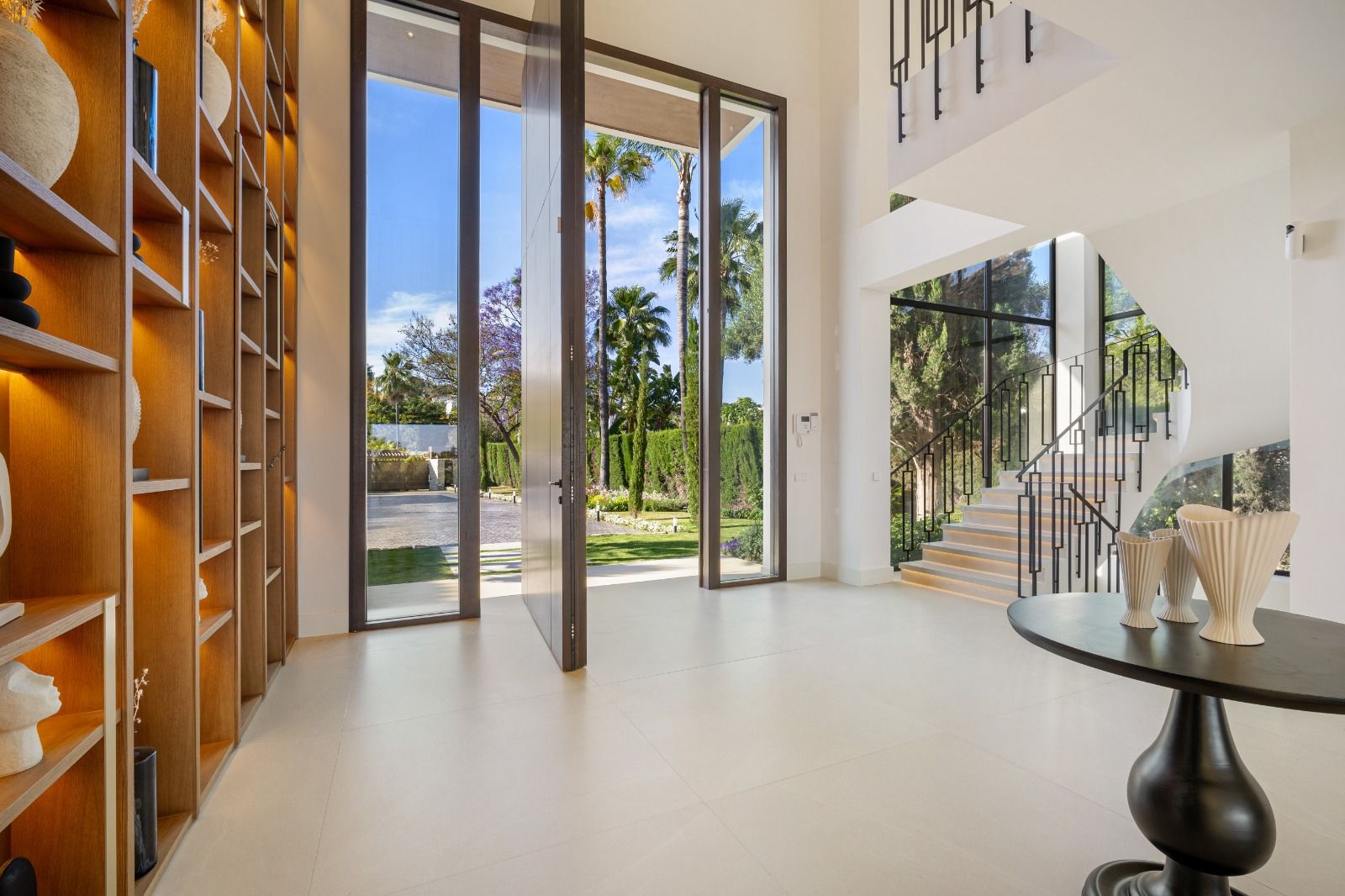 Bathroom with walk-in shower in 6-bedroom villa, Las Brisas, Marbella