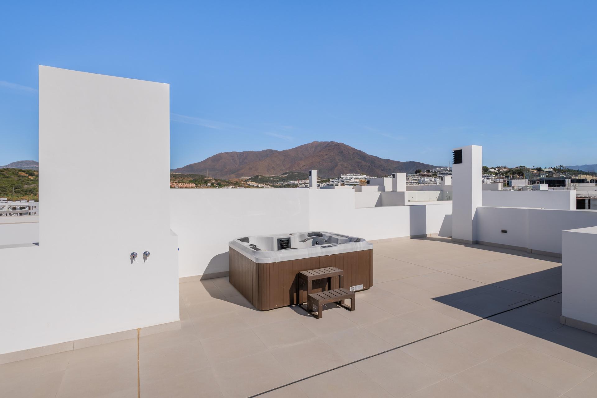 Community area with pool and landscaping, Arroyo Vaquero, Estepona