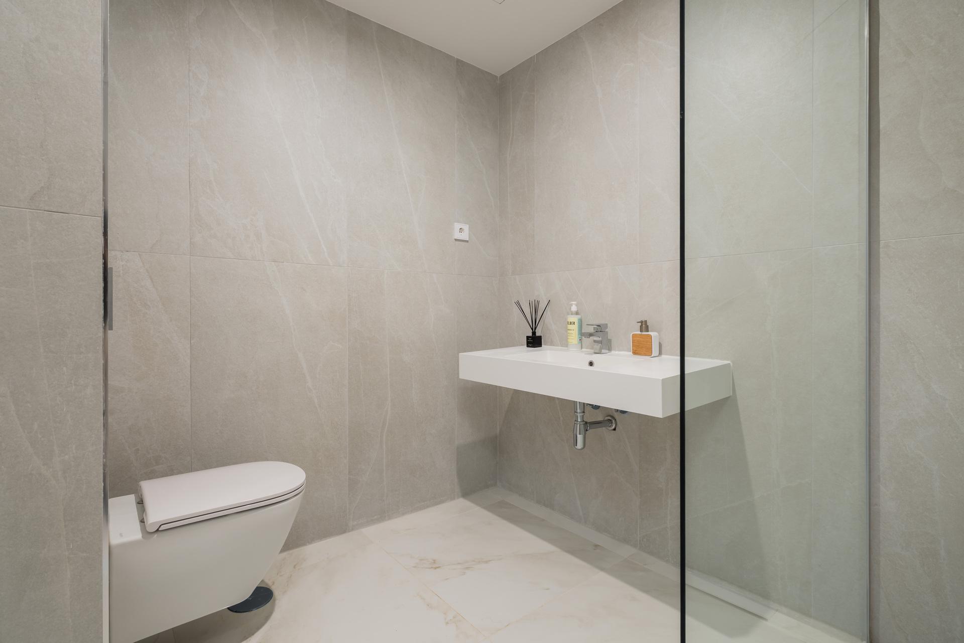 Bathroom fittings in new-build apartment, Arroyo Vaquero, Estepona
