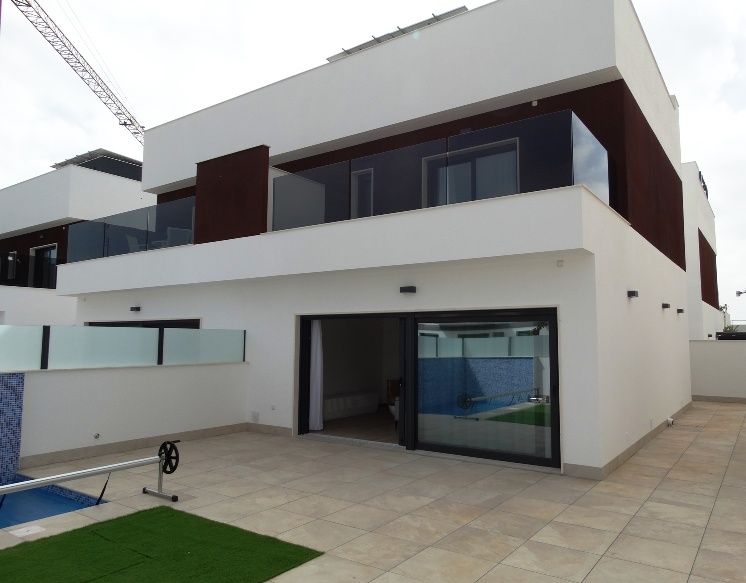 Open-plan kitchen and dining area in new-build townhouse, Zona Pueblo