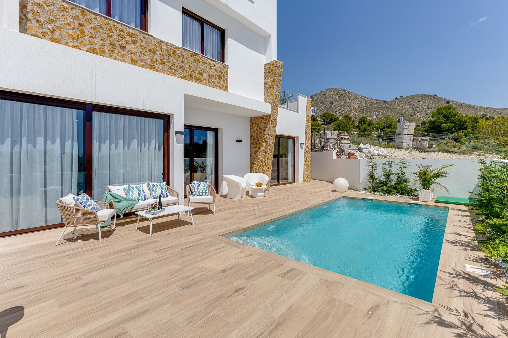 Open-plan kitchen and dining area in 4-bedroom villa, Golf Bahía