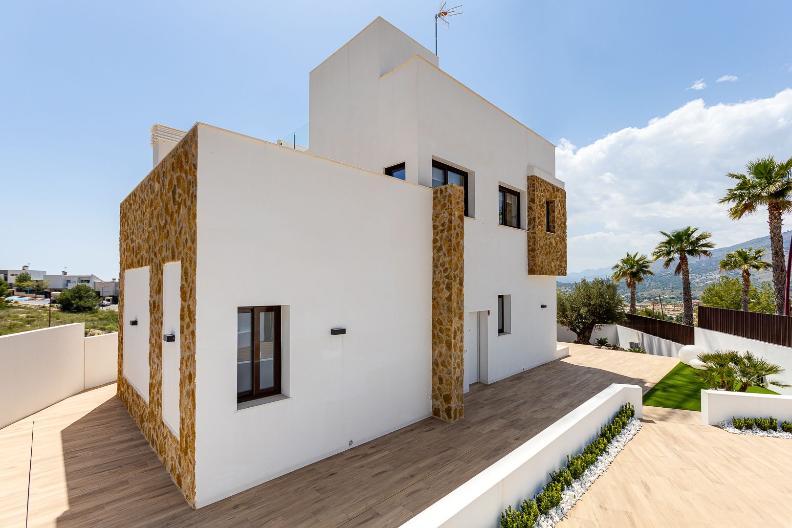 Street view of new-build villa location in Golf Bahía