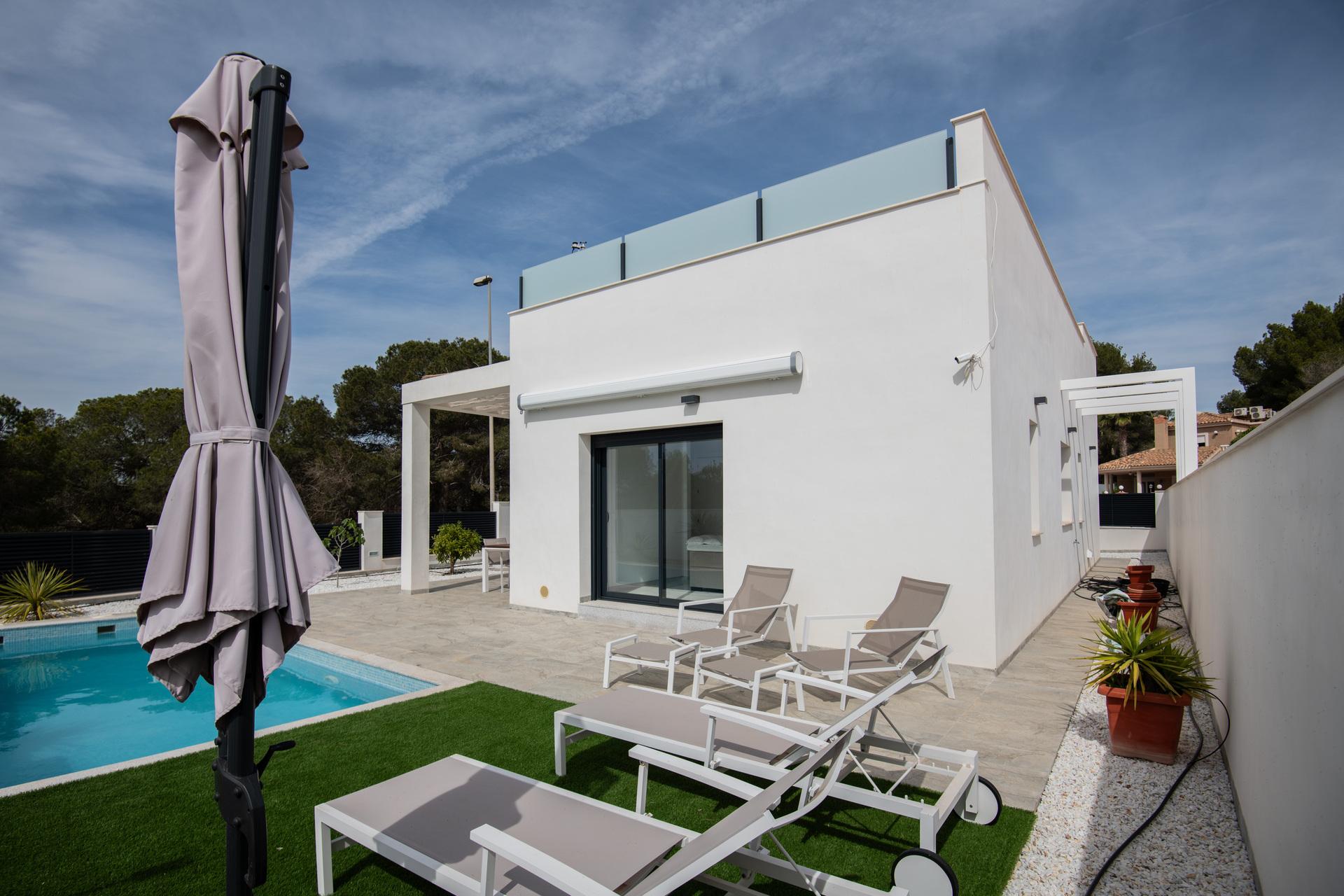 Exterior rear view of 2-bedroom villa on 300m2 plot, Pinar de Campoverde