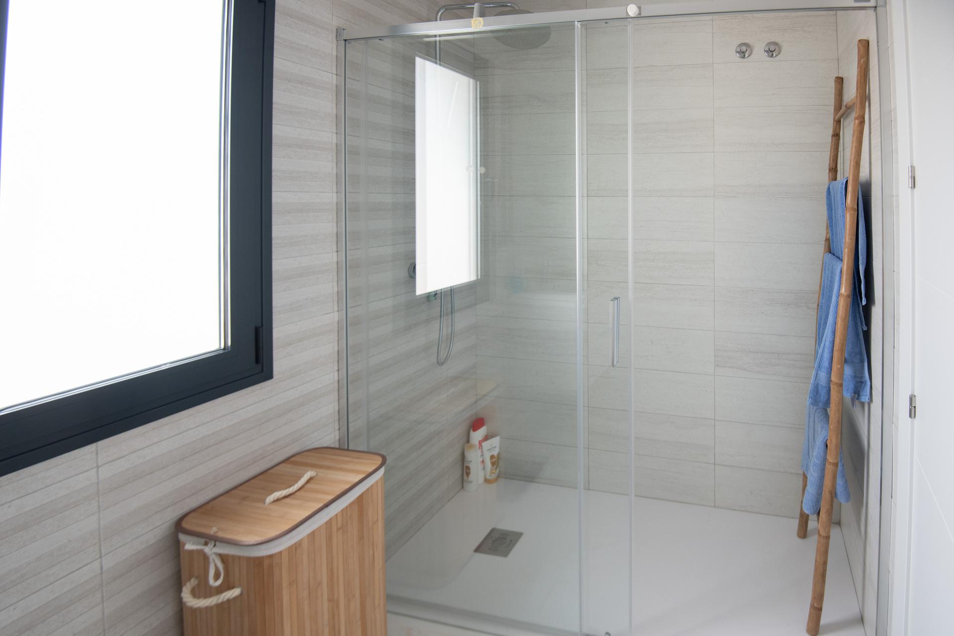 Bathroom tiling and fittings, new-build villa Pinar de Campoverde