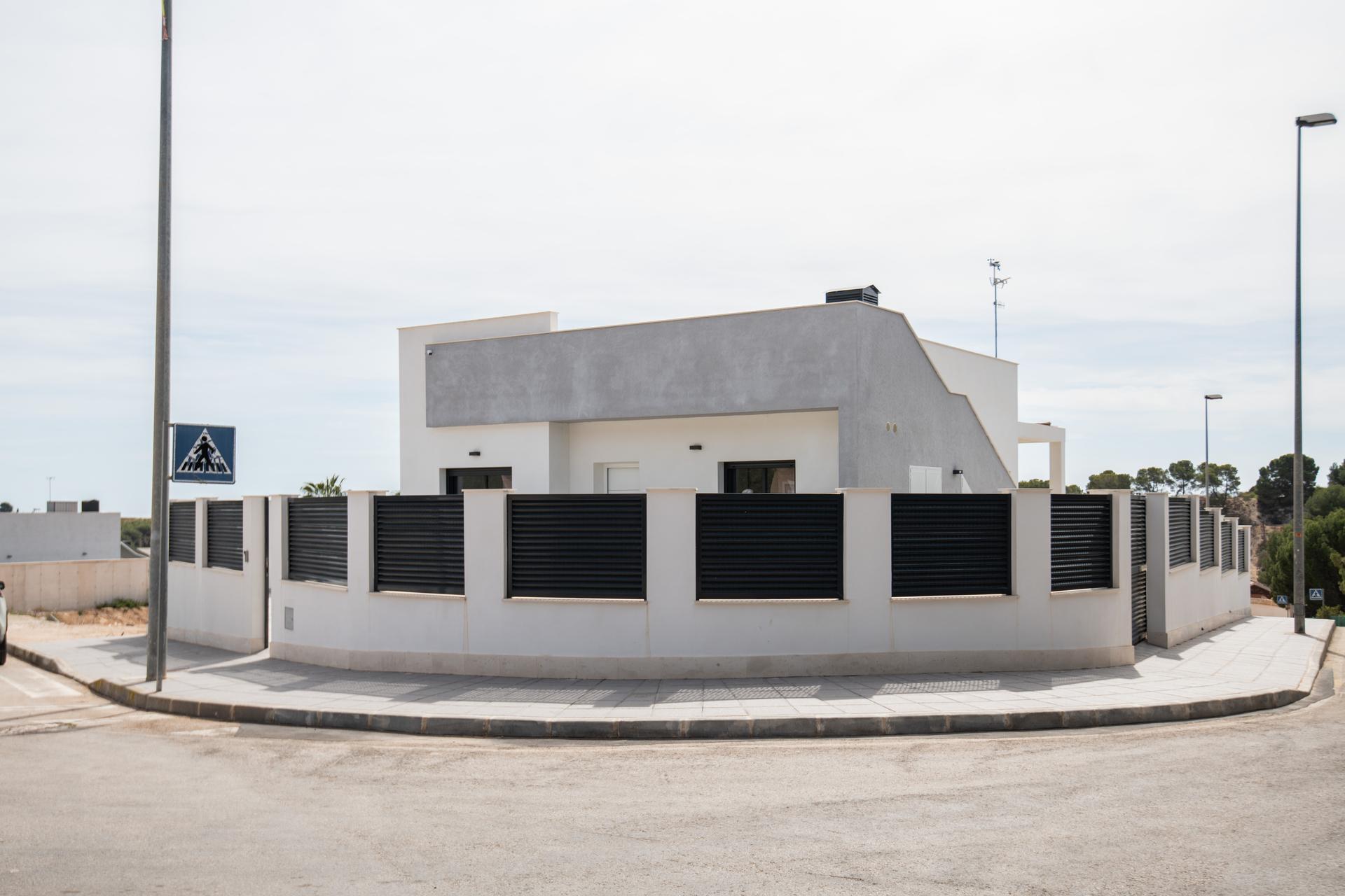 Street-level view of new-build villa in Pinar de Campoverde