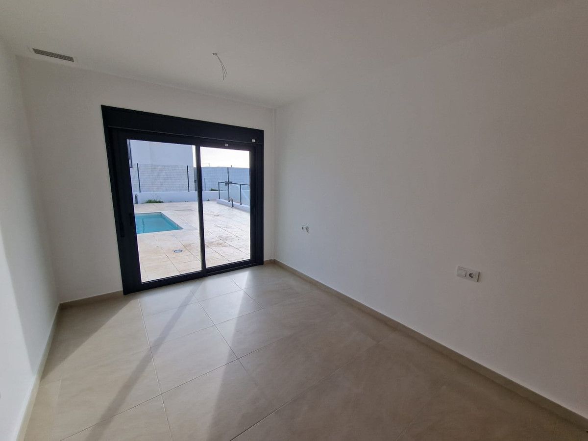 Driveway and access area of 4-bedroom villa, El Castillo, Manilva