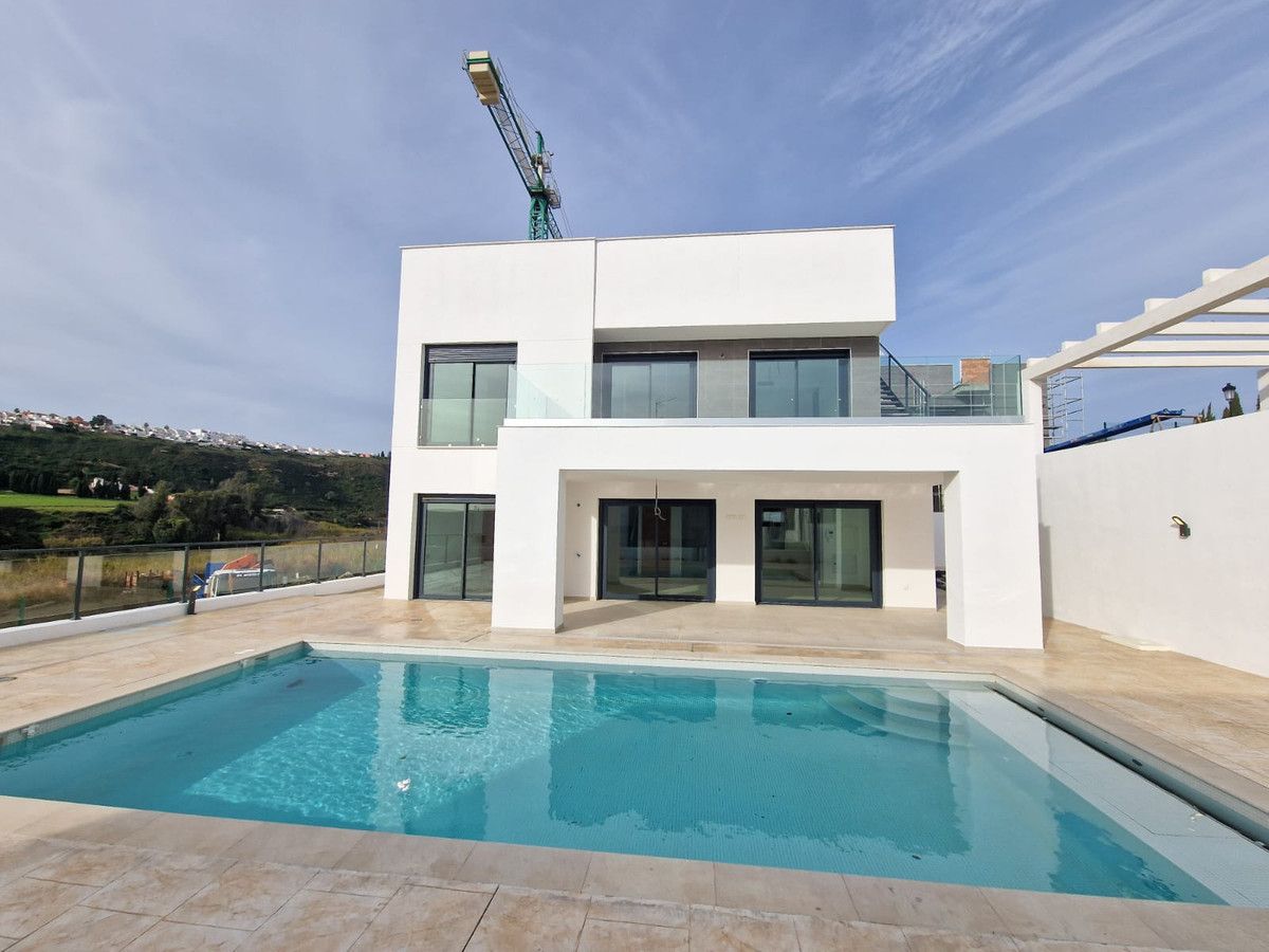 Open-plan living and dining area in 4-bedroom villa, El Castillo, Manilva