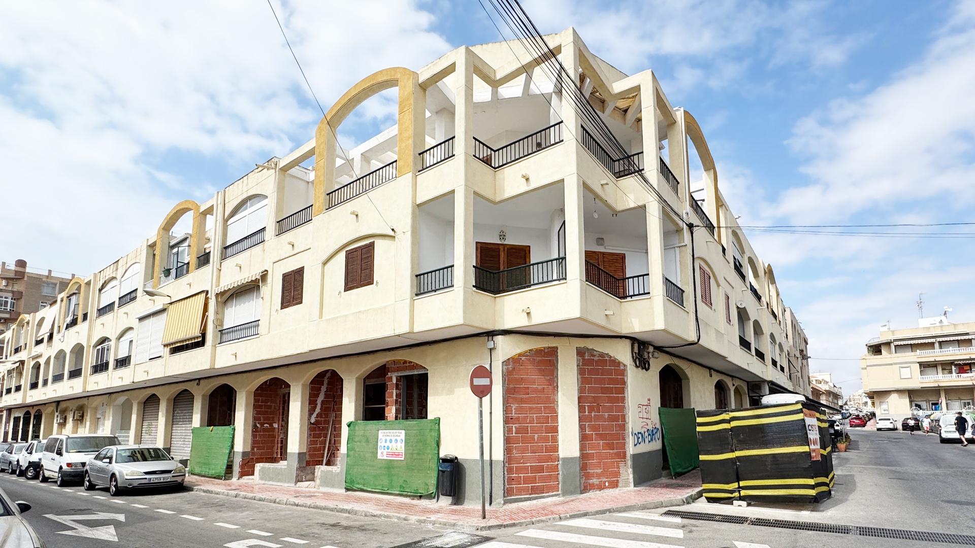 Apartment for sale in Centro, Torrevieja - building exterior near the seafront