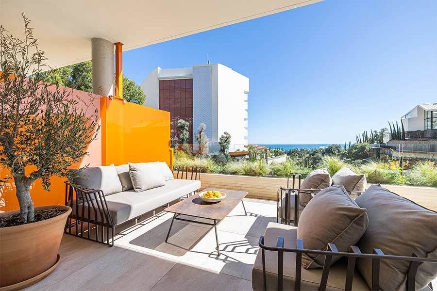 Covered terrace with outdoor seating area, El Higuerón villa