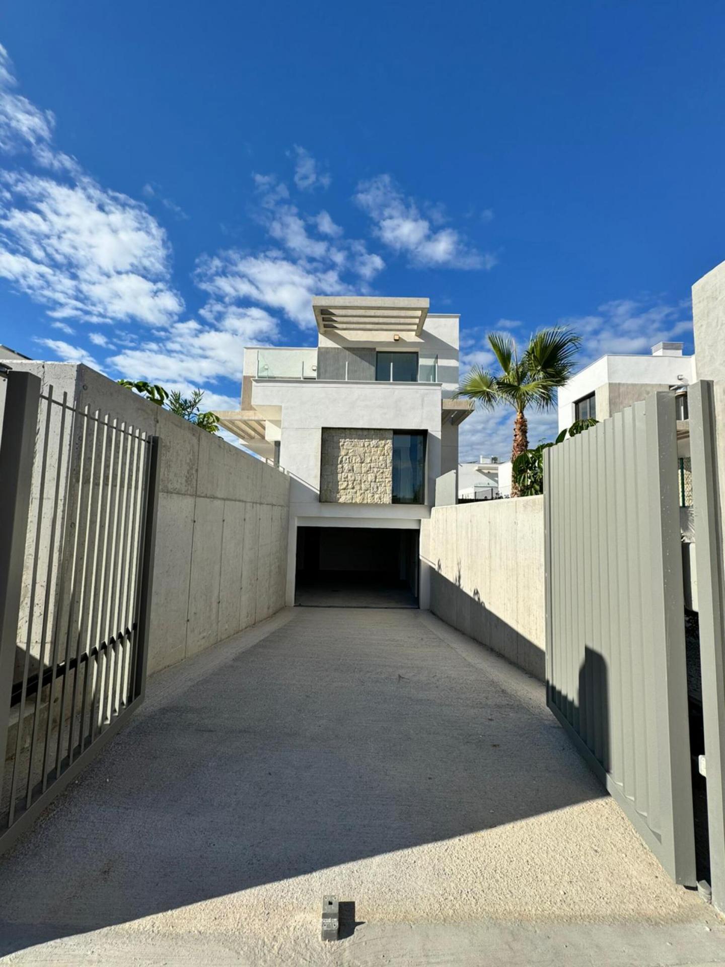 Open-plan living and dining area in 4-bedroom villa, Finestrat Hills