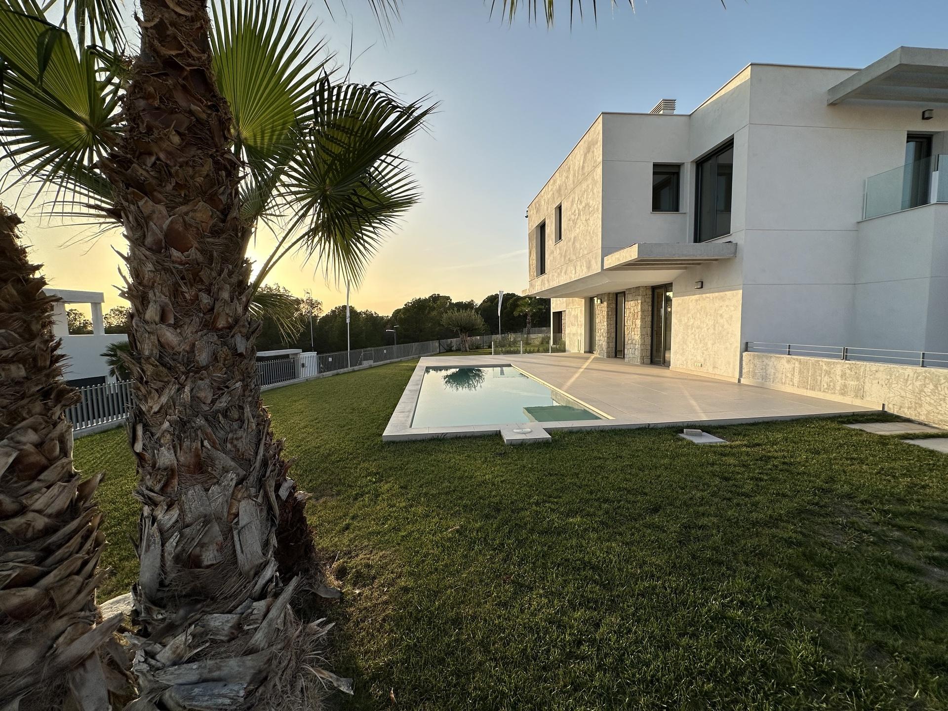 Bathroom with shower in 4-bedroom villa, Finestrat Hills