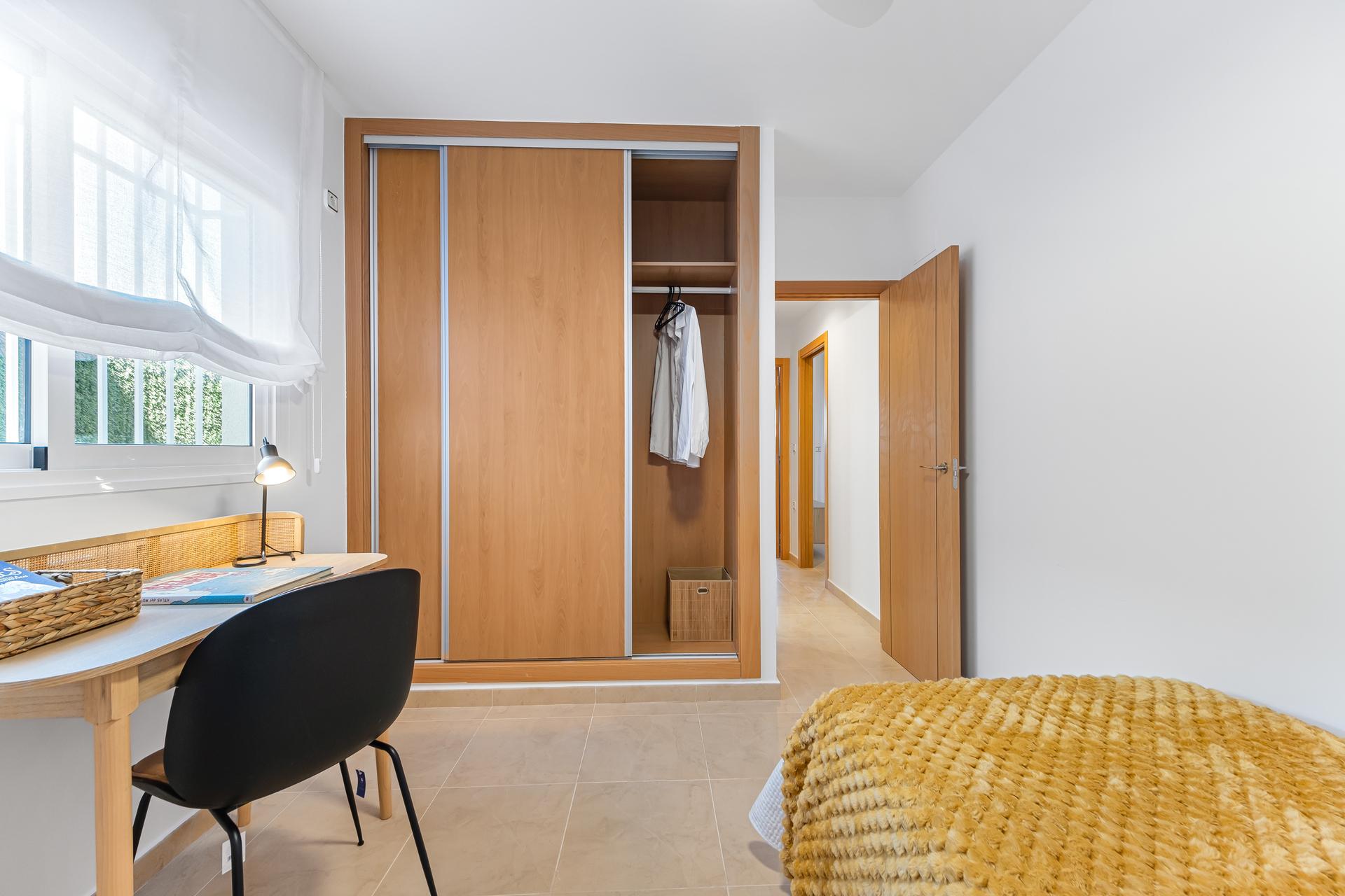 Bathroom with basin and mirror, new-build apartment, Lomas de Cabo Roig