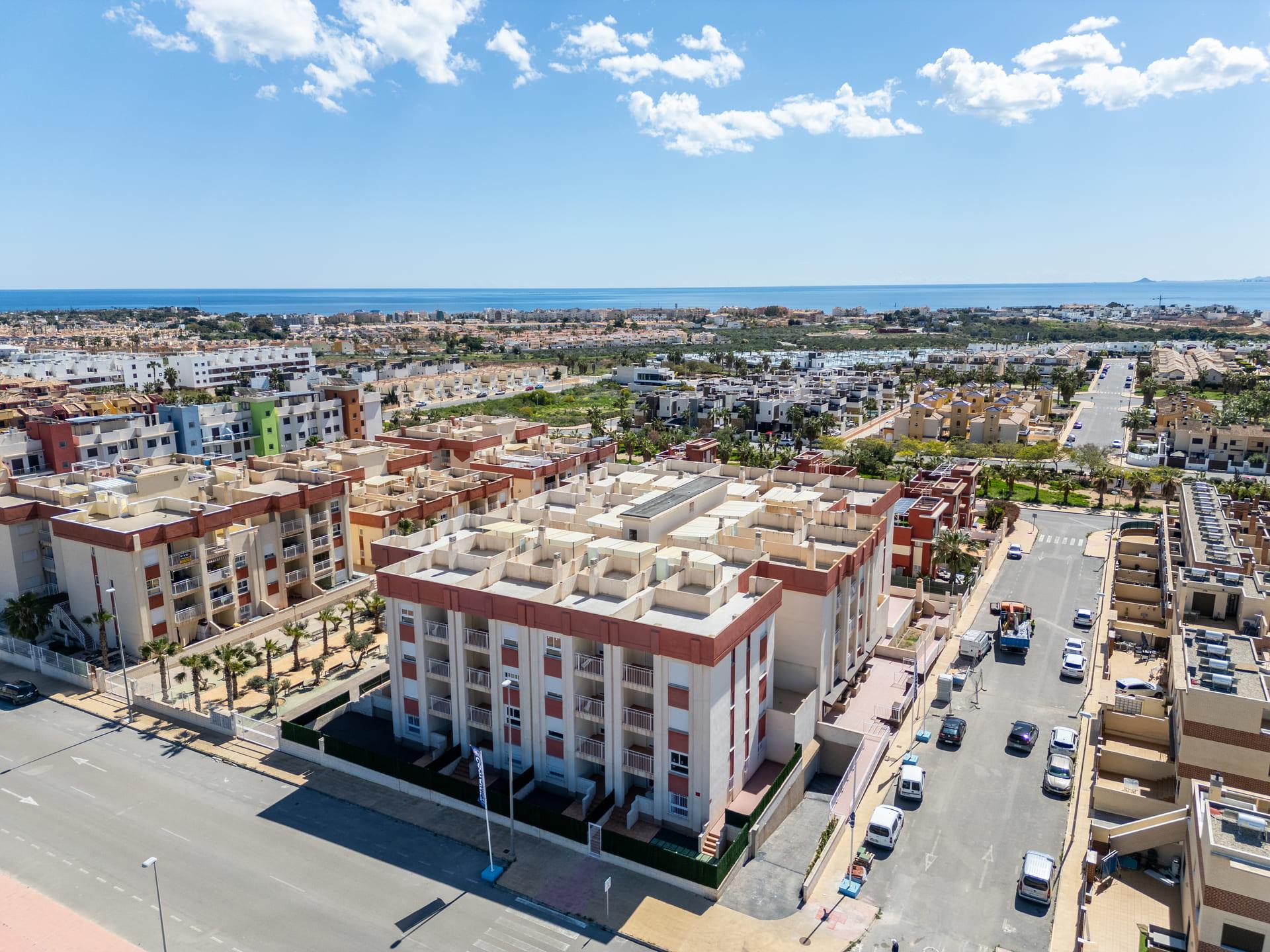 Open-plan kitchen and dining area in 2-bedroom apartment, Lomas de Cabo Roig