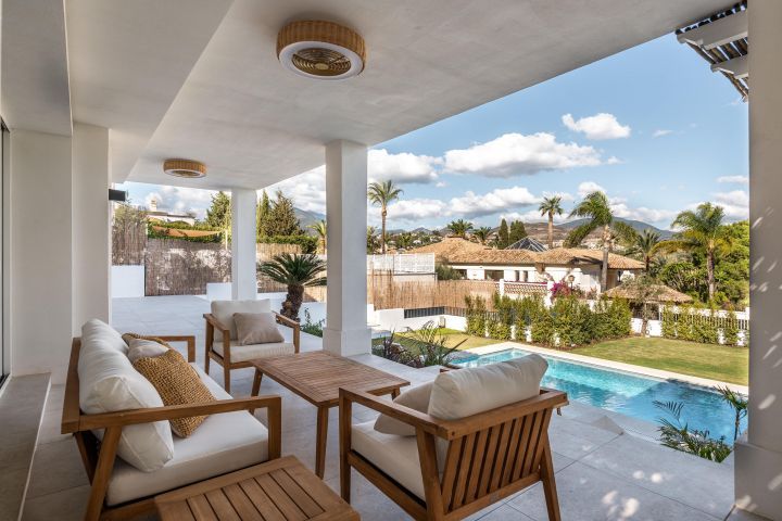 Bathroom with shower in new-build villa, Los Naranjos, Marbella
