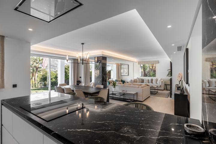 Solarium level of 5-bedroom villa in Los Naranjos, Marbella