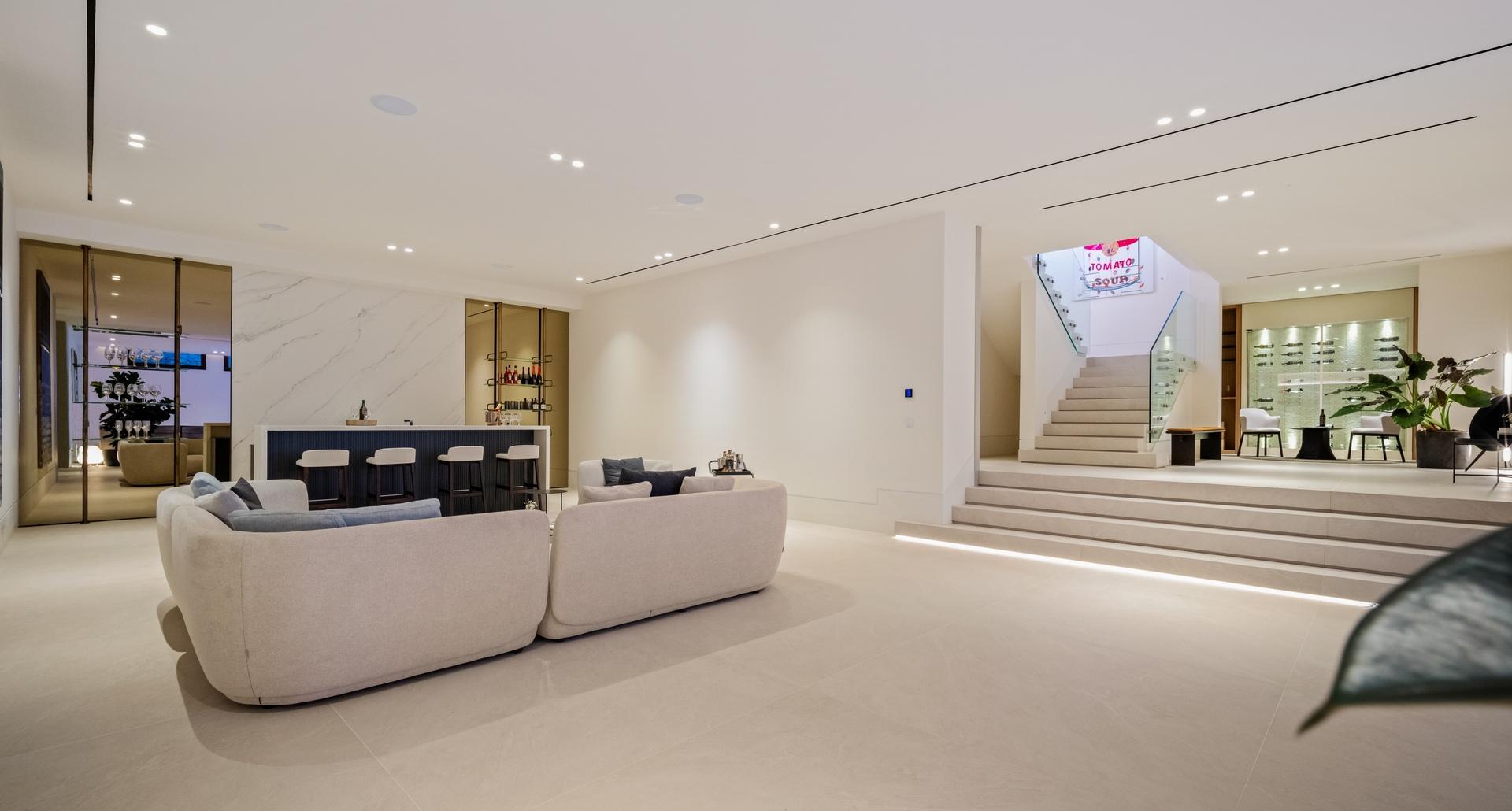 Lounge seating area in 6-bedroom villa, La Quinta, Benahavis