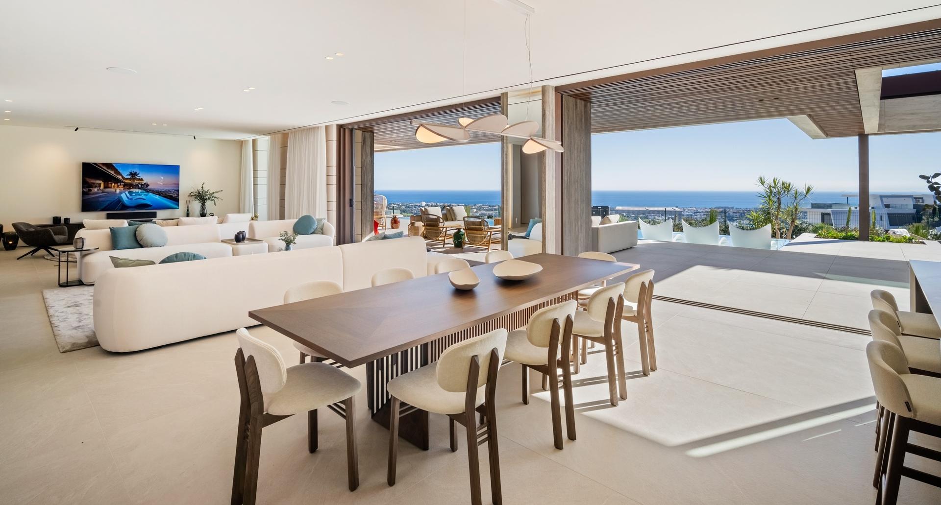 Open-plan kitchen and dining area in 6-bedroom villa, La Quinta