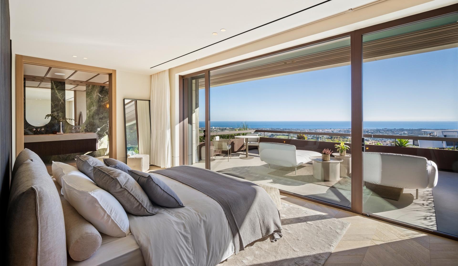 Bedroom with fitted wardrobe in 5-bedroom villa, La Quinta