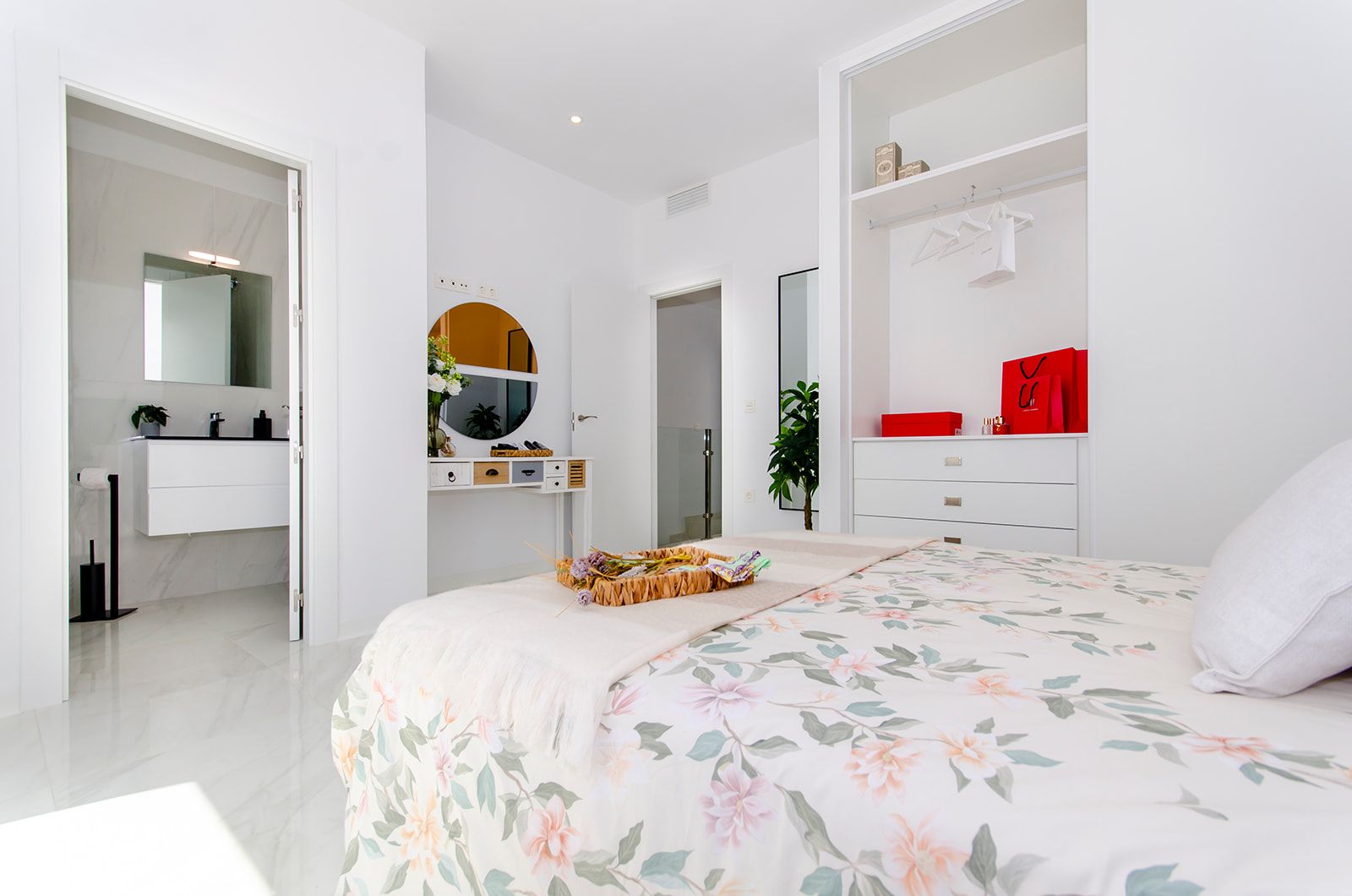 Exterior terrace with views, 3-bedroom villa, Desamparados