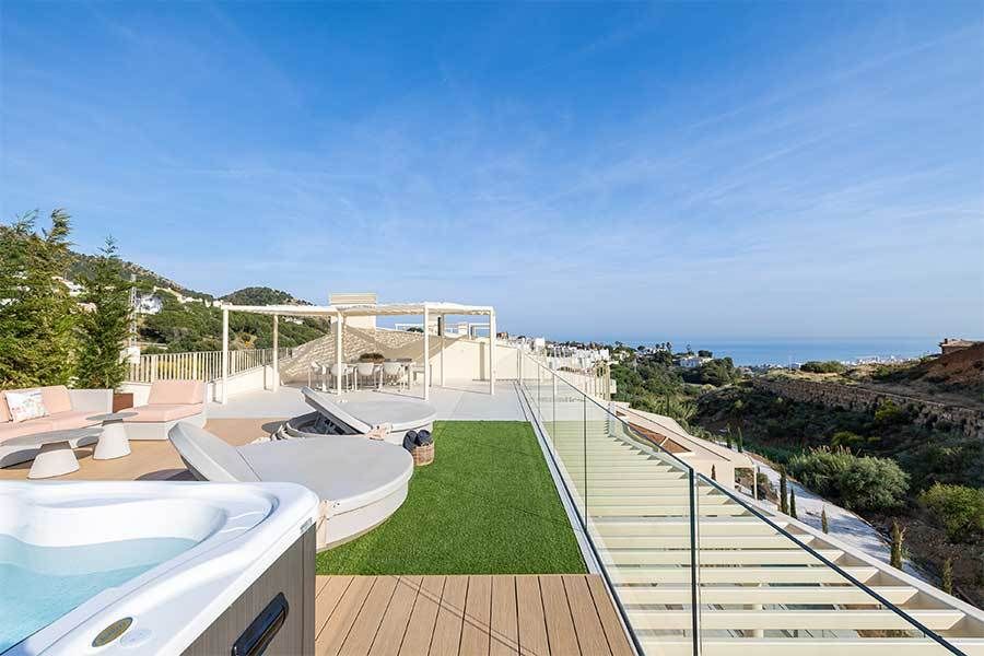 Outdoor space with landscaping on villa plot, El Higuerón