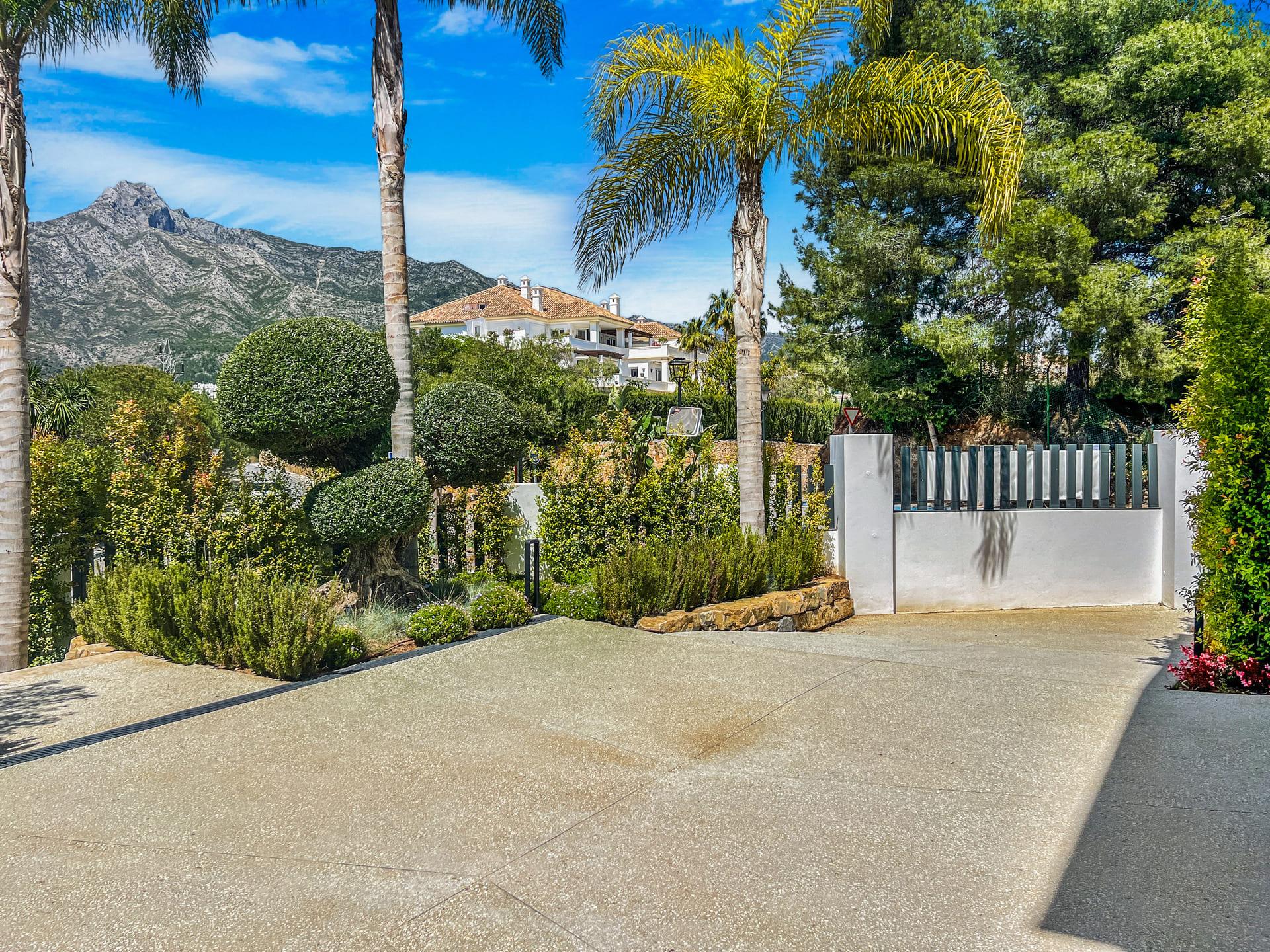 Garage or parking area, new-build villa, Las Lomas de Río Verde