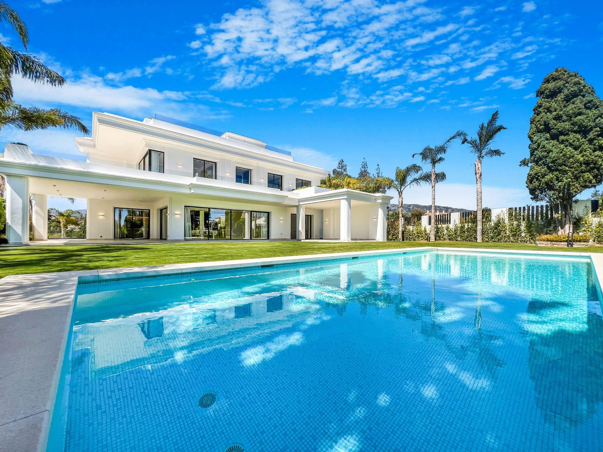 Exterior corner elevation, 6-bedroom new-build villa, Las Lomas de Río Verde