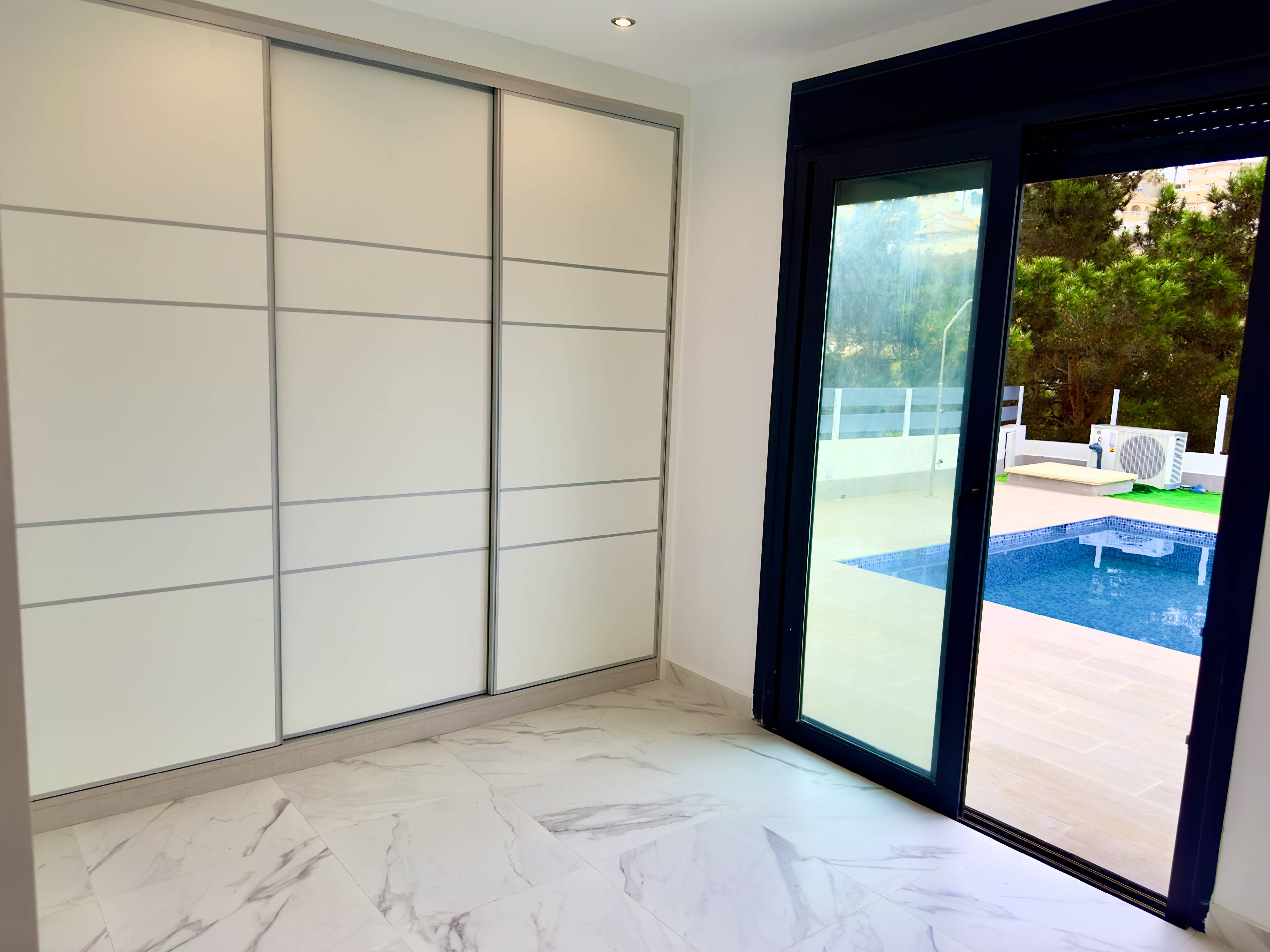 Solarium with open sky views, new-build villa in La Marquesa