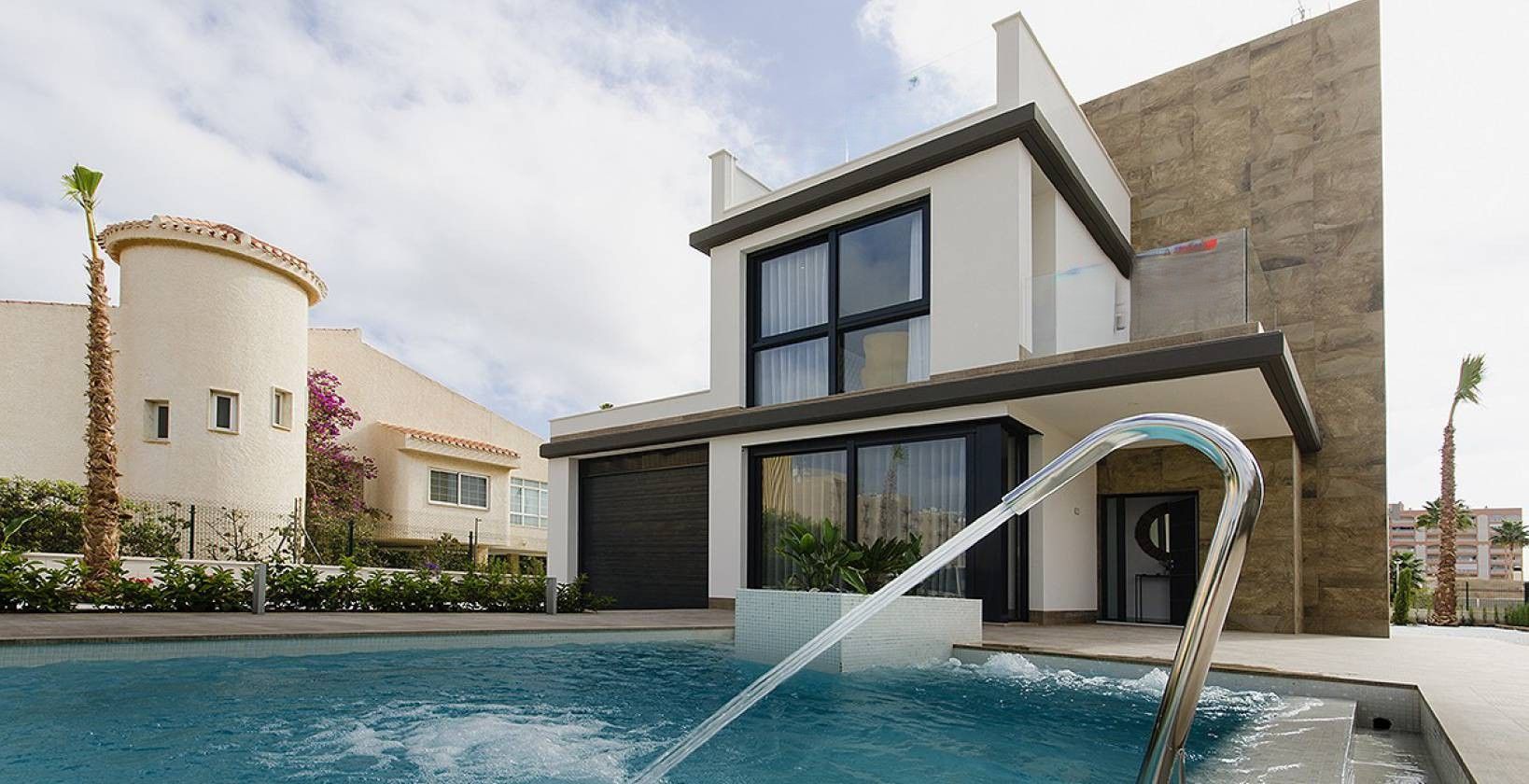 Hallway and staircase in 3-bedroom villa, Campoamor