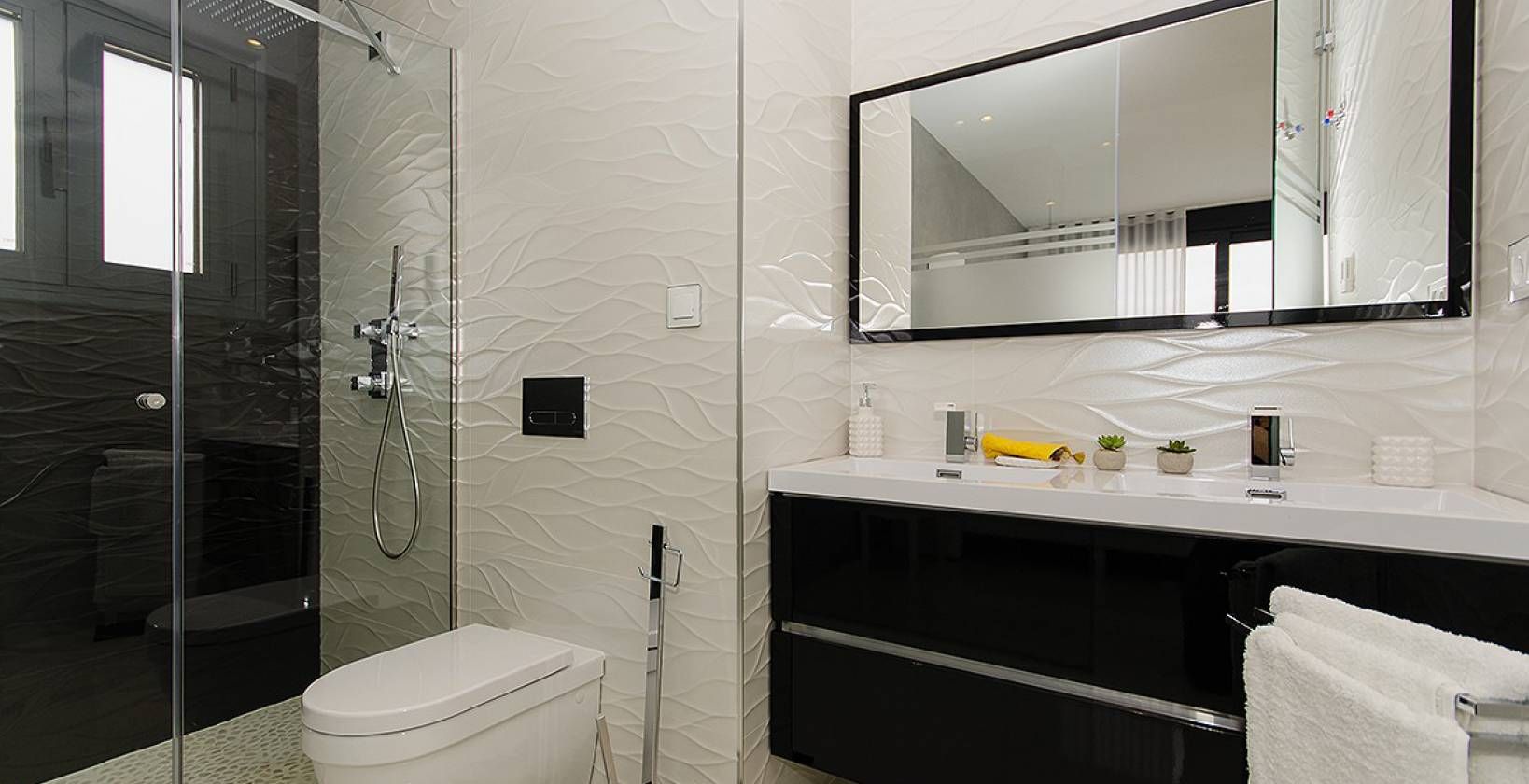 En-suite bathroom with modern fittings in villa, Campoamor