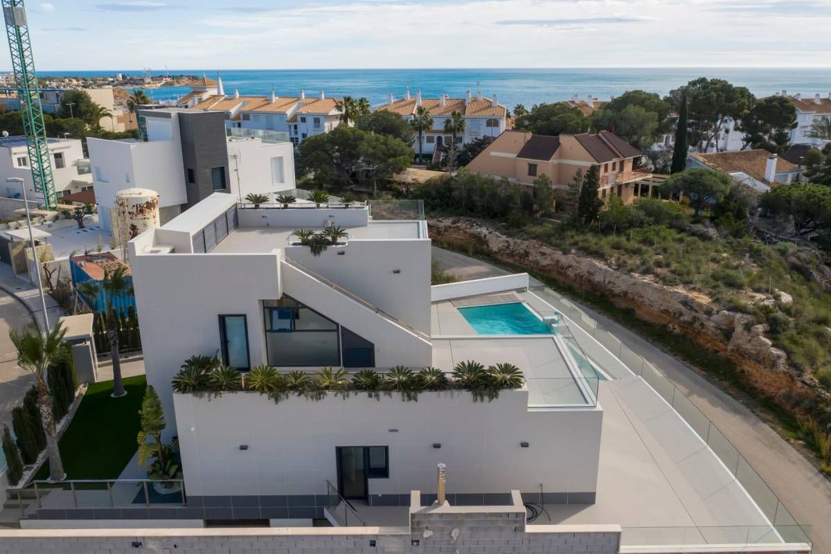 Solarium terrace with open views in new-build villa, Campoamor