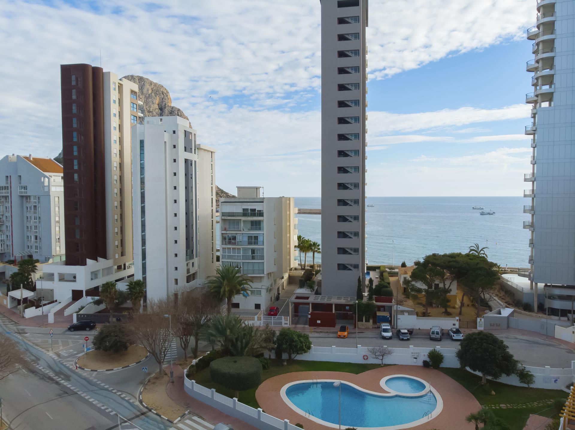 Open-plan kitchen and dining area in 3-bedroom apartment, Ifach