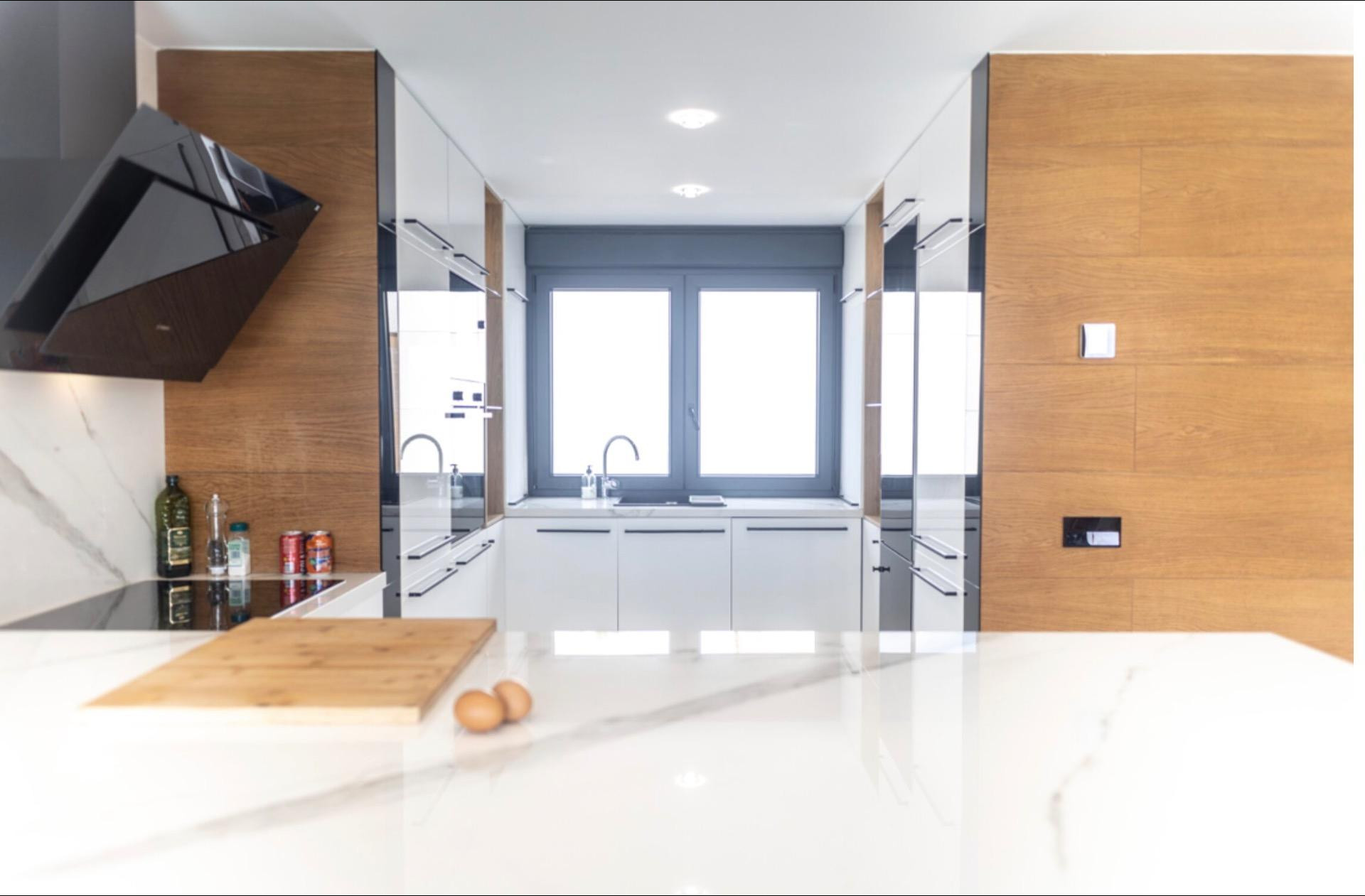 Kitchen with fitted units in 5-bedroom villa, Pueblo Bravo (view 17)