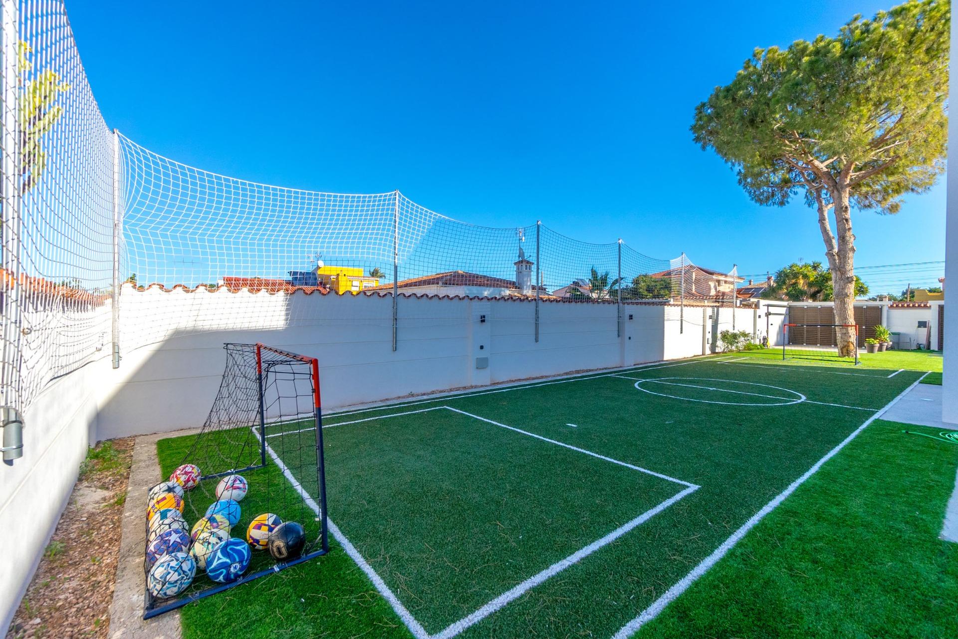 Complex grounds of the villa in Torreta Florida, Torrevieja (view 40)