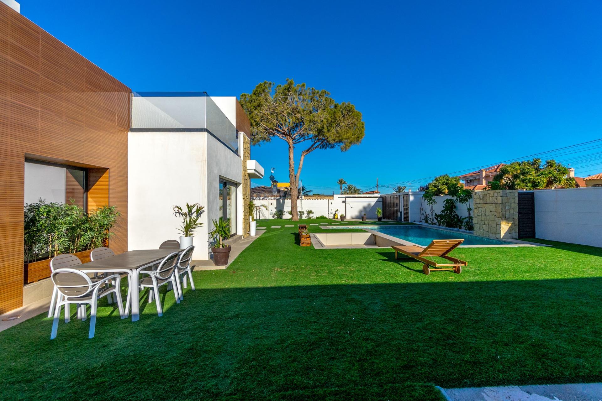 Neighbourhood view of the villa in Torreta Florida, Torrevieja (view 49)
