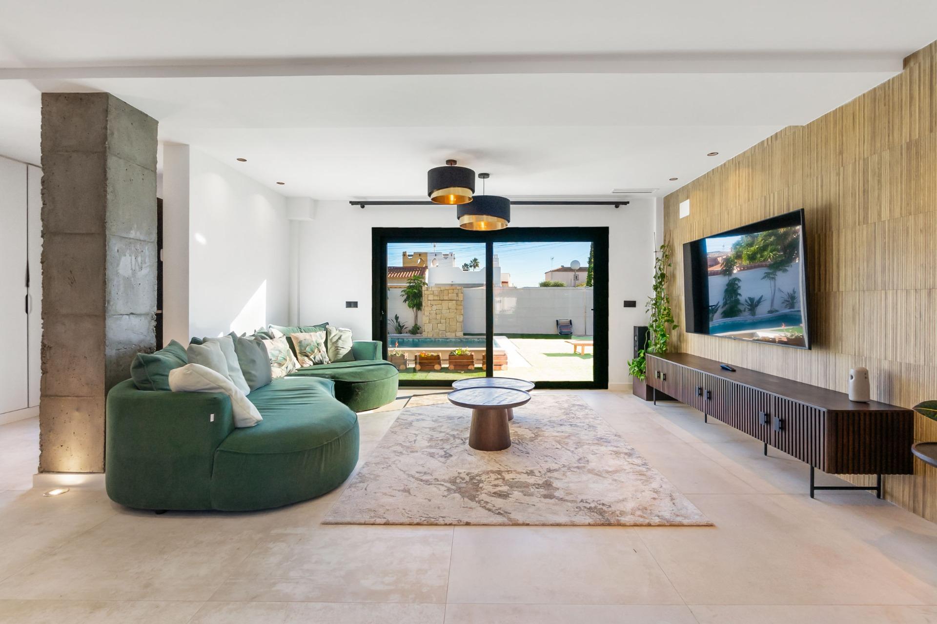 Bedroom in 4-bedroom villa, Torreta Florida