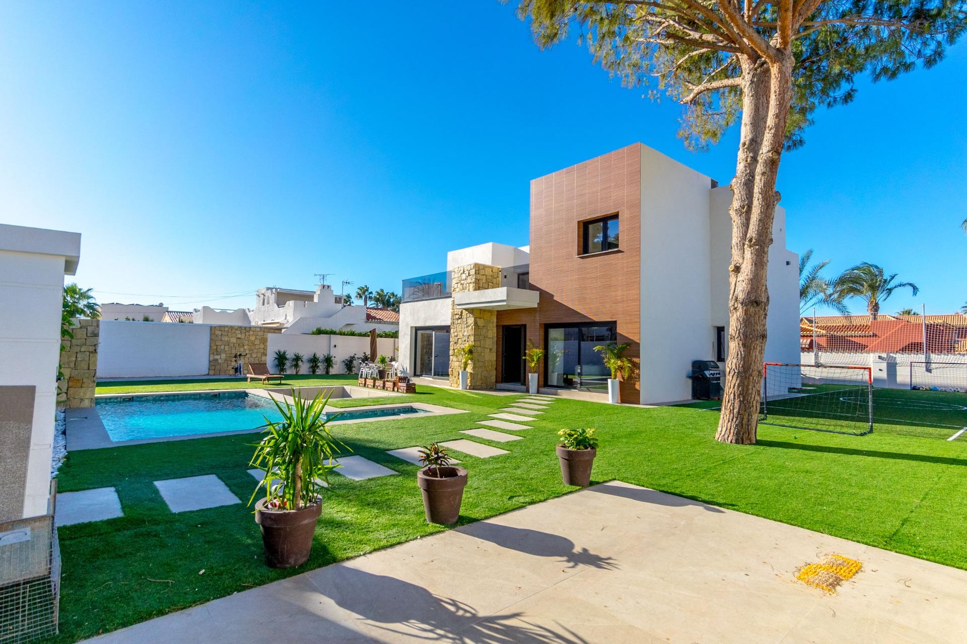 Complex grounds of the villa in Torreta Florida, Torrevieja (view 50)