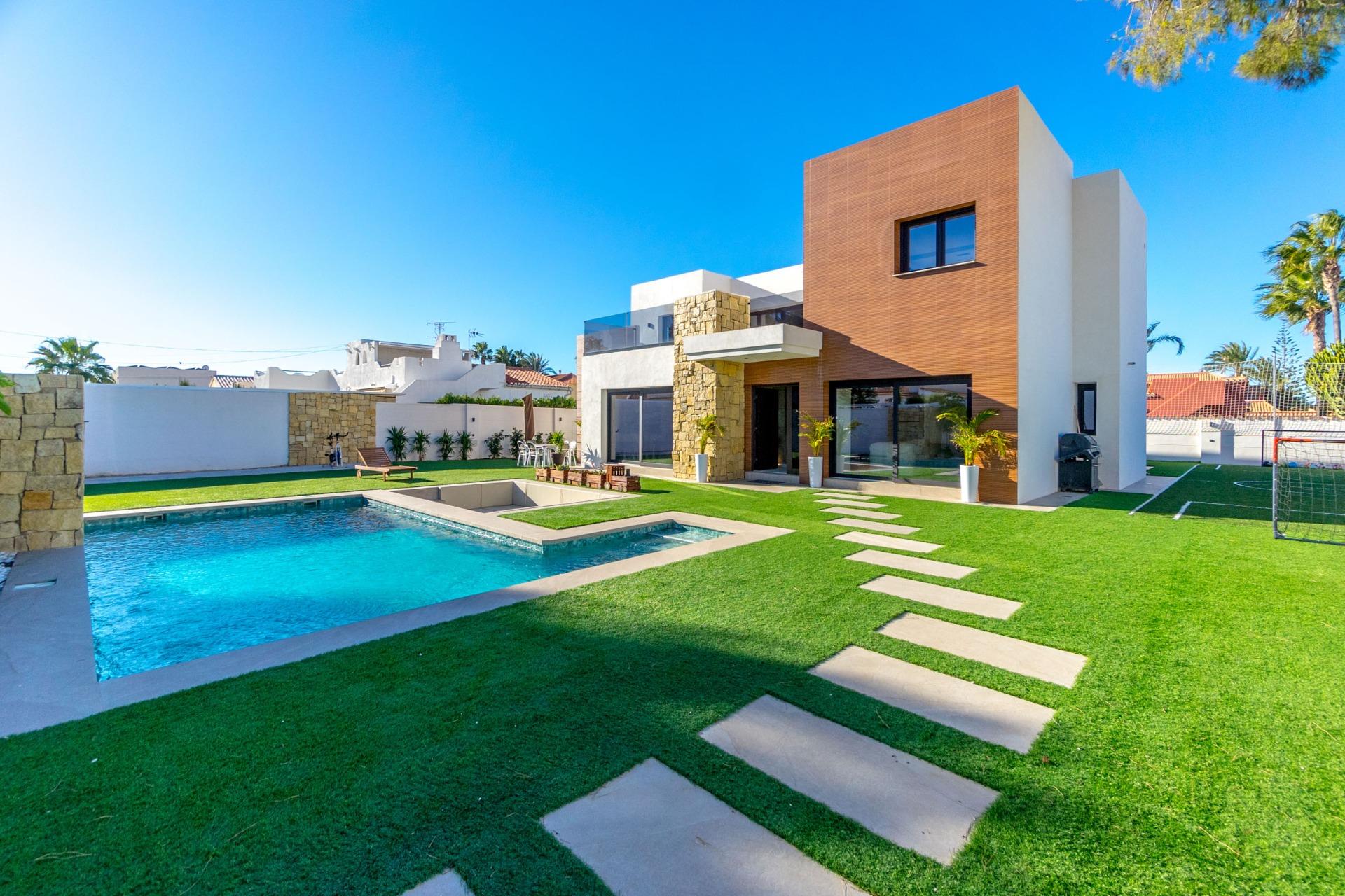 Building detail of the villa in Torreta Florida, Torrevieja (view 51)