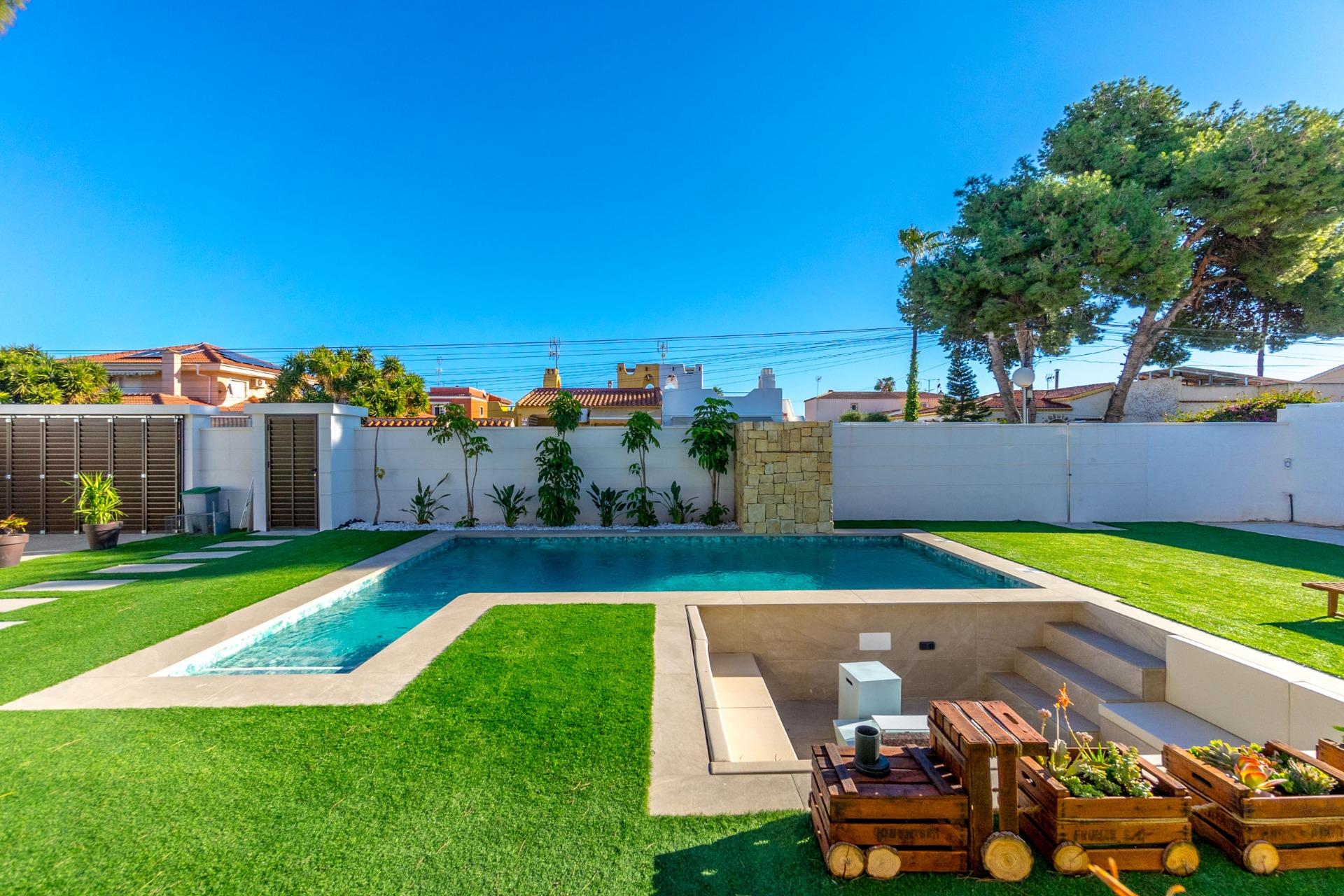 Parking area of the villa in Torreta Florida, Torrevieja (view 57)