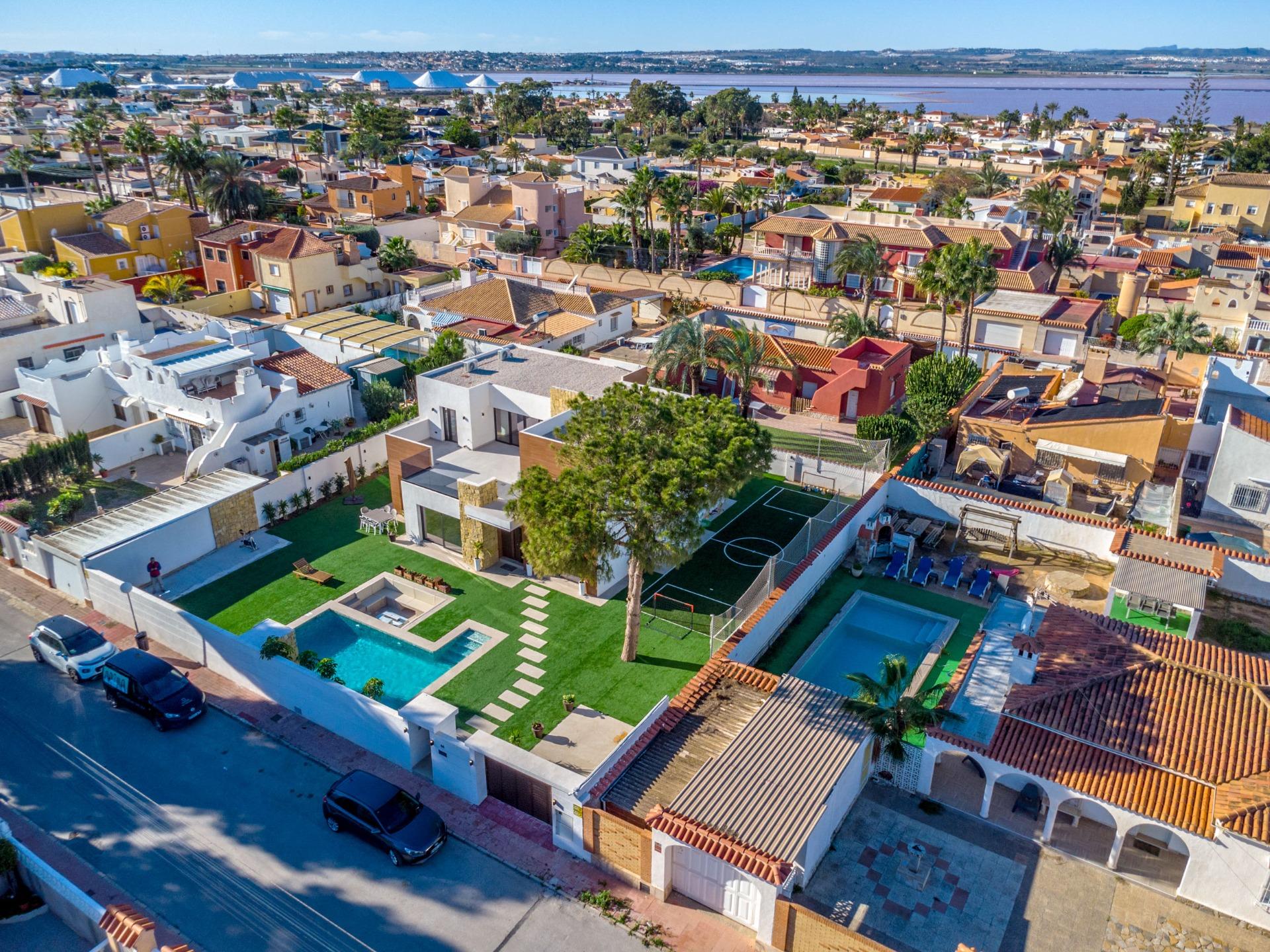 Neighbourhood view of the villa in Torreta Florida, Torrevieja (view 79)