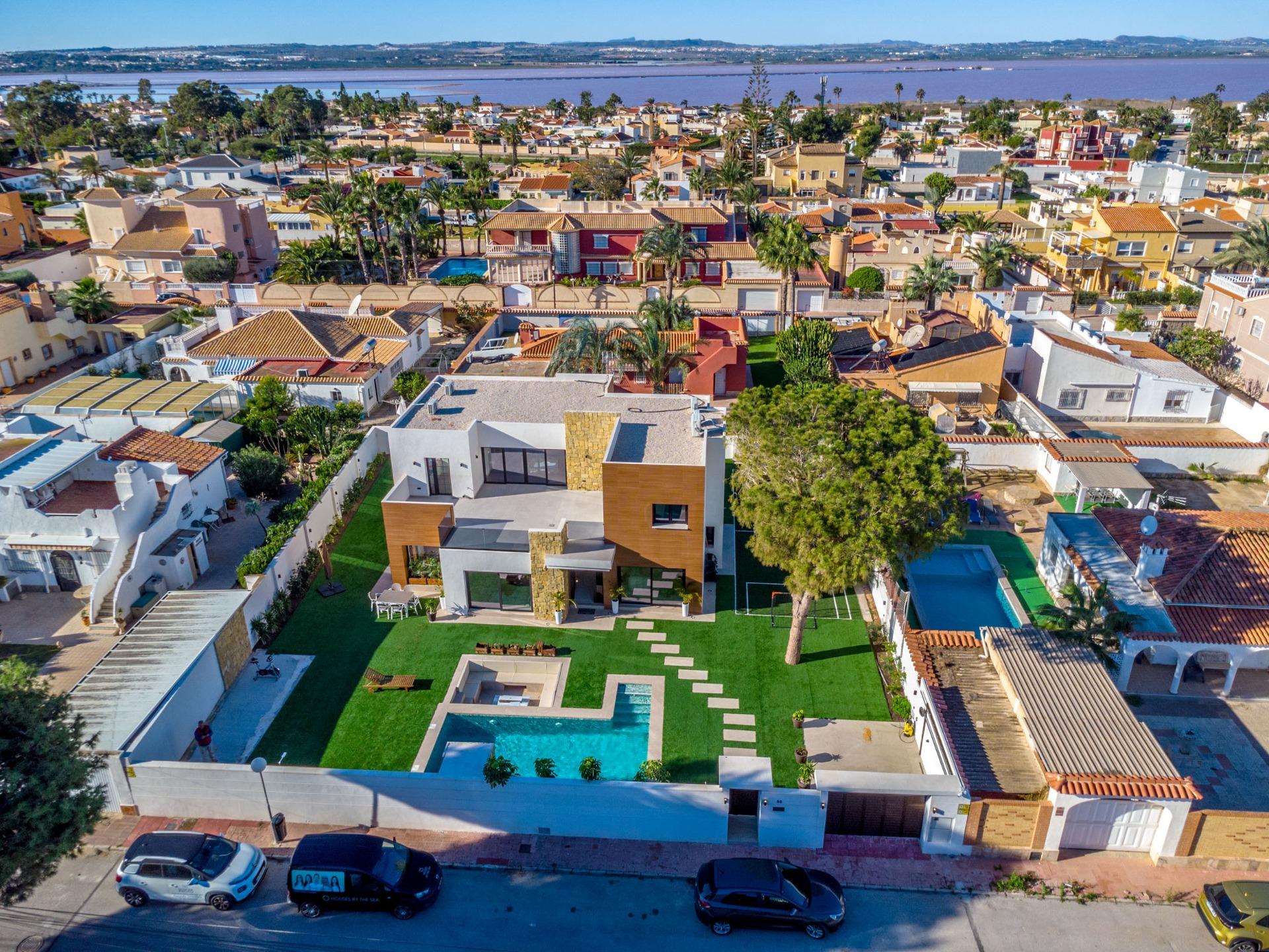 Complex grounds of the villa in Torreta Florida, Torrevieja (view 80)