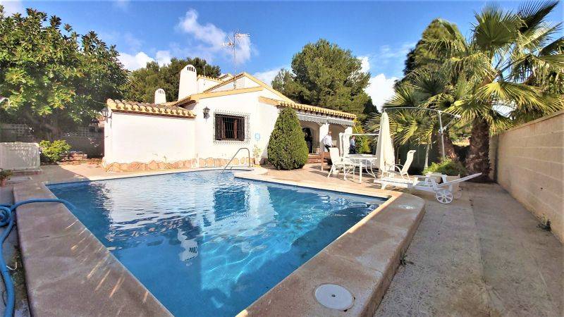 Villa for sale in Rocio del Mar, Orihuela Costa - exterior view of the residential building